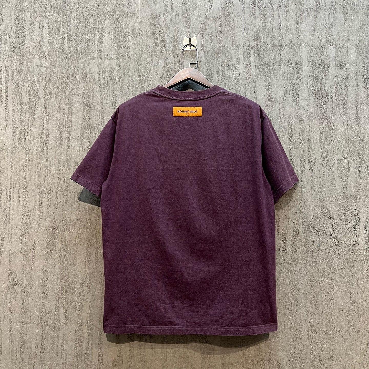 Louis Vuitton Louis Vuitton Logo Debossed T-Shirt Purple XL Size US XL / EU 56 / 4 - 2 Thumbnail