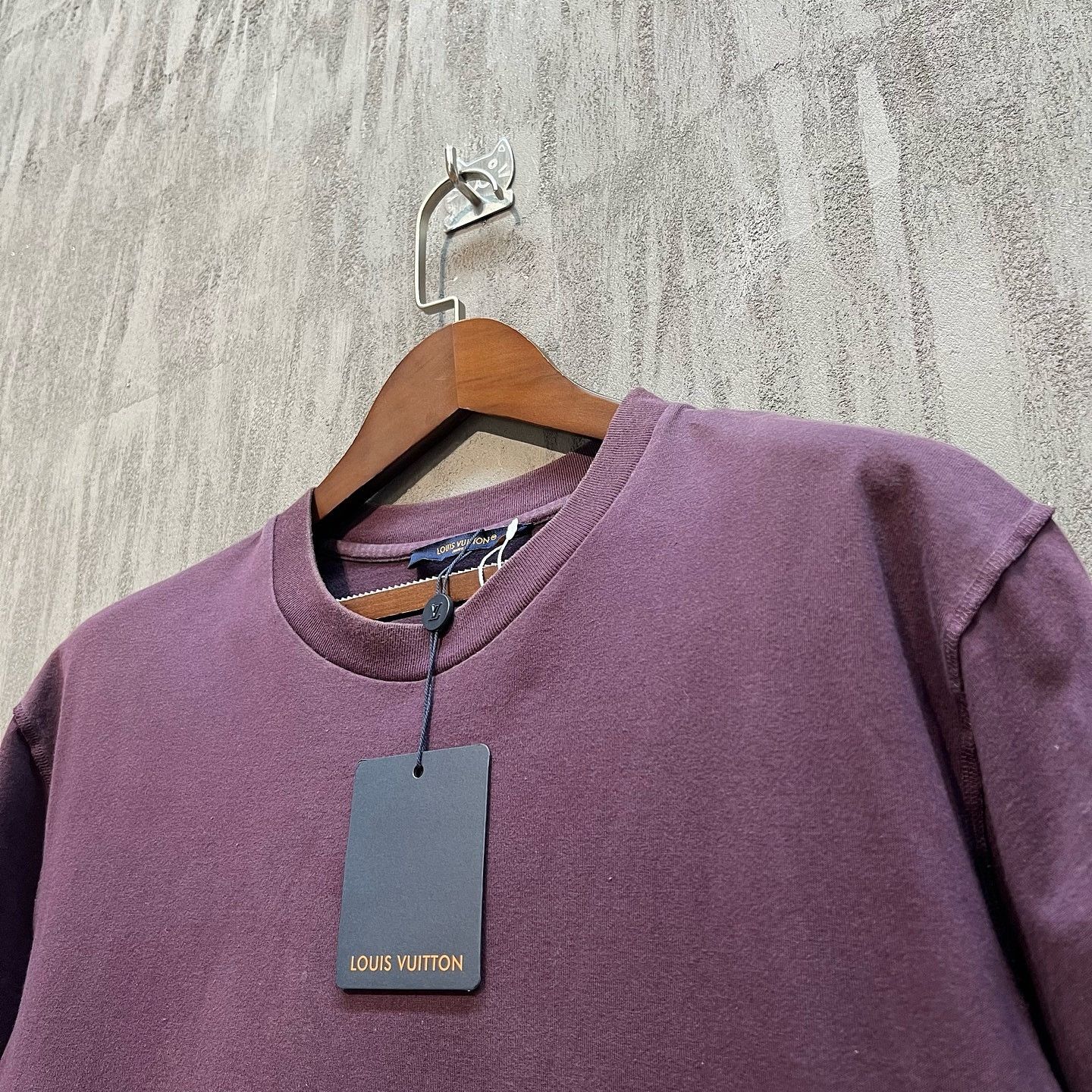 Louis Vuitton Louis Vuitton Logo Debossed T-Shirt Purple XL Size US XL / EU 56 / 4 - 7 Thumbnail