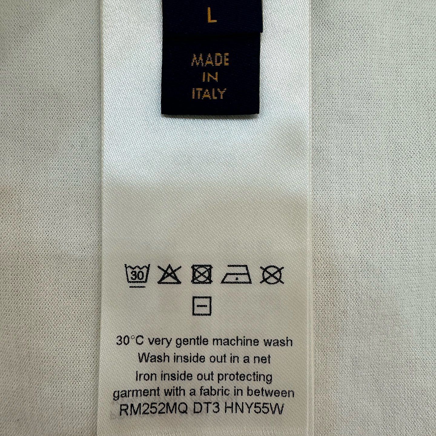 Louis Vuitton Louis Vuitton Embossed Logo T-Shirt Size L Size US L / EU 52-54 / 3 - 4 Thumbnail