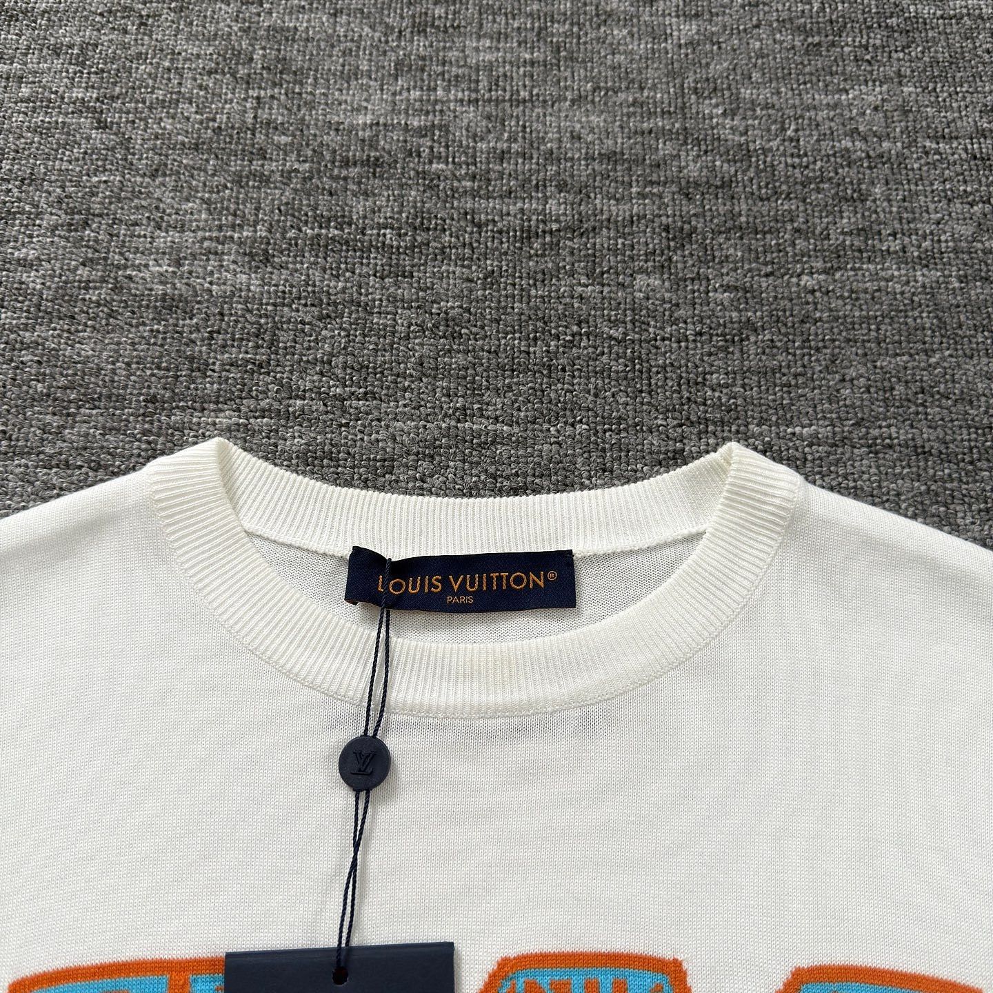 Louis Vuitton Louis Vuitton Logo Letter T-Shirt Size S Size US S / EU 44-46 / 1 - 3 Thumbnail