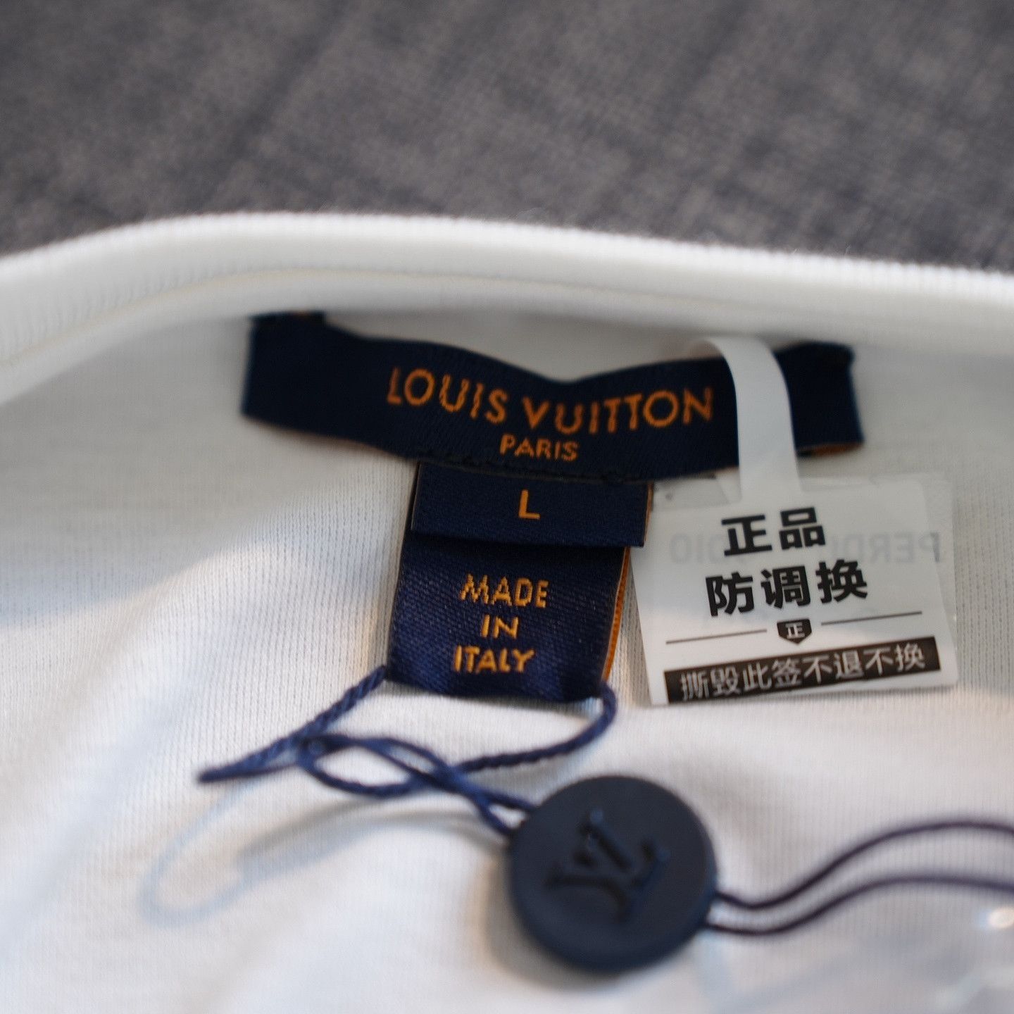 Louis Vuitton Louis Vuitton Globe Logo T-Shirt Size L Size L / US 10 / IT 46 - 3 Thumbnail