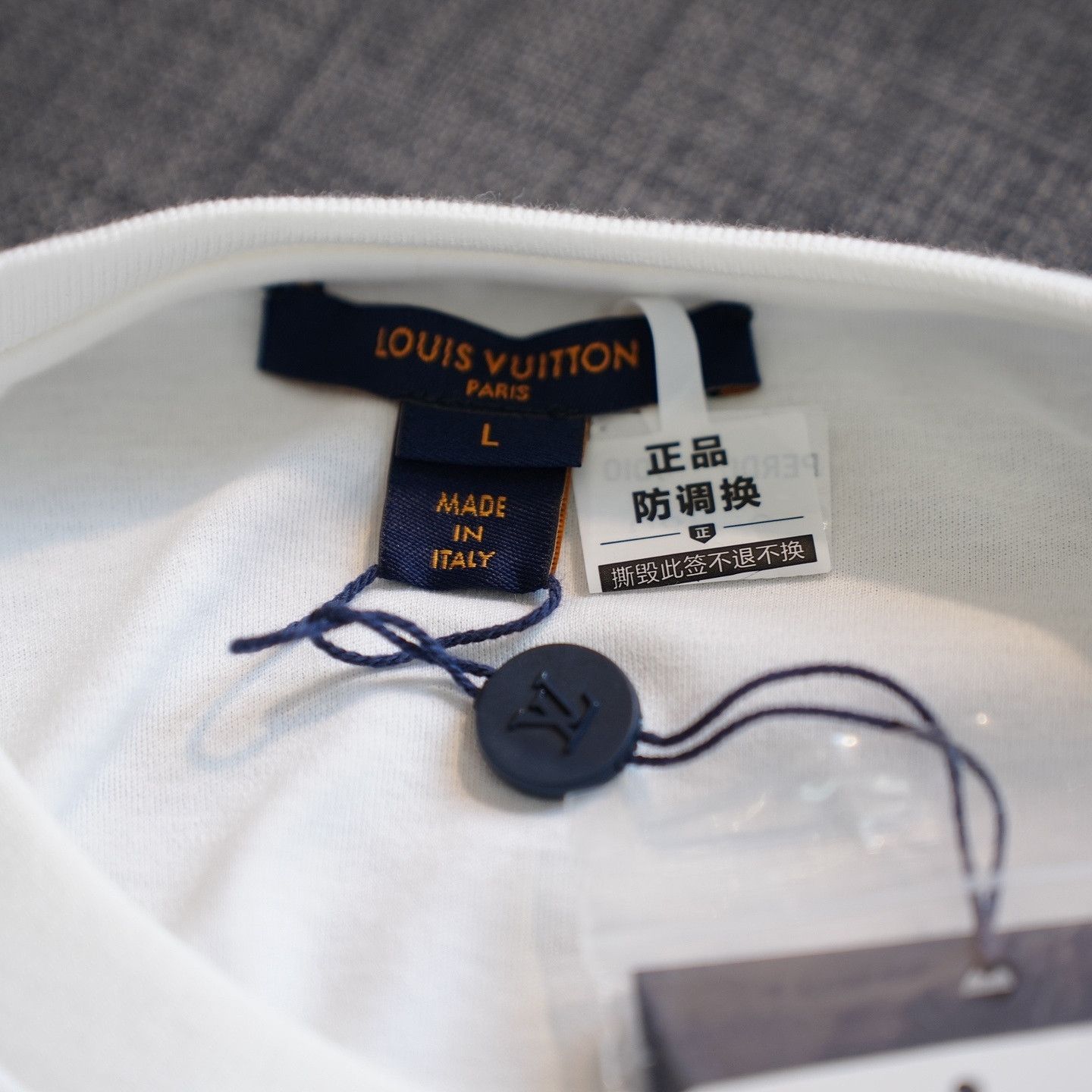 Louis Vuitton Louis Vuitton Globe Logo T-Shirt Size L Size L / US 10 / IT 46 - 8 Thumbnail