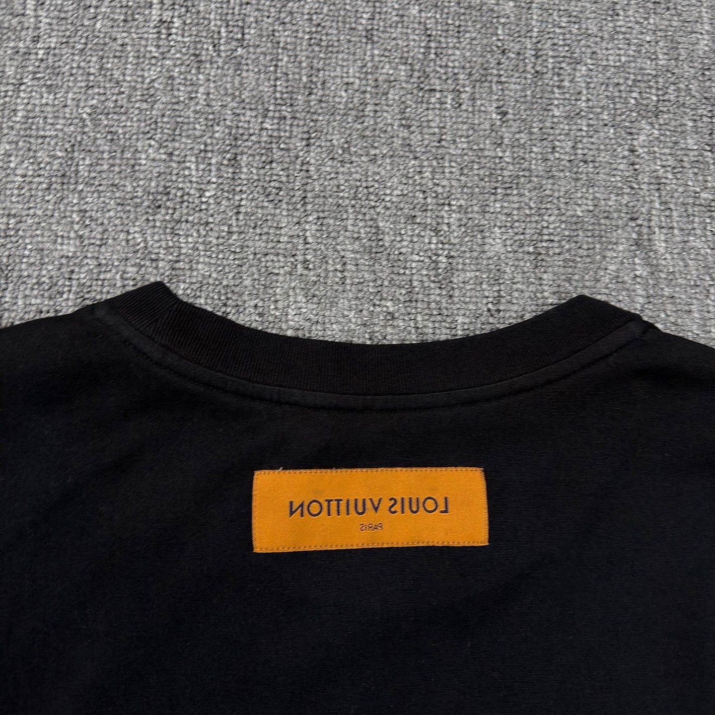 Louis Vuitton Louis Vuitton Logo Graphic T-Shirt Black Size M Size US M / EU 48-50 / 2 - 8 Thumbnail