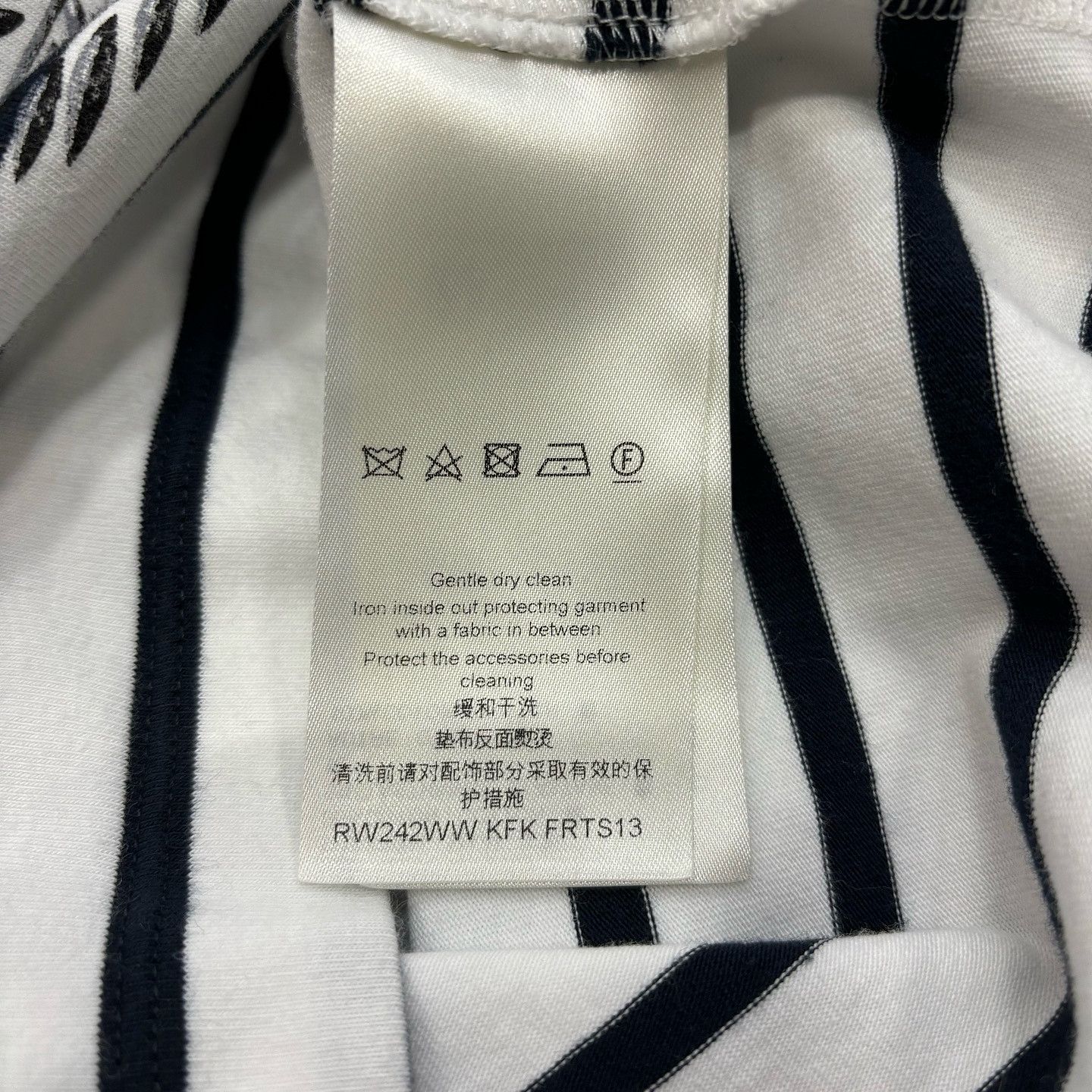 Louis Vuitton Louis Vuitton Striped Graphic T-Shirt Size XS Size XS / US 0-2 / IT 36-38 - 4 Thumbnail