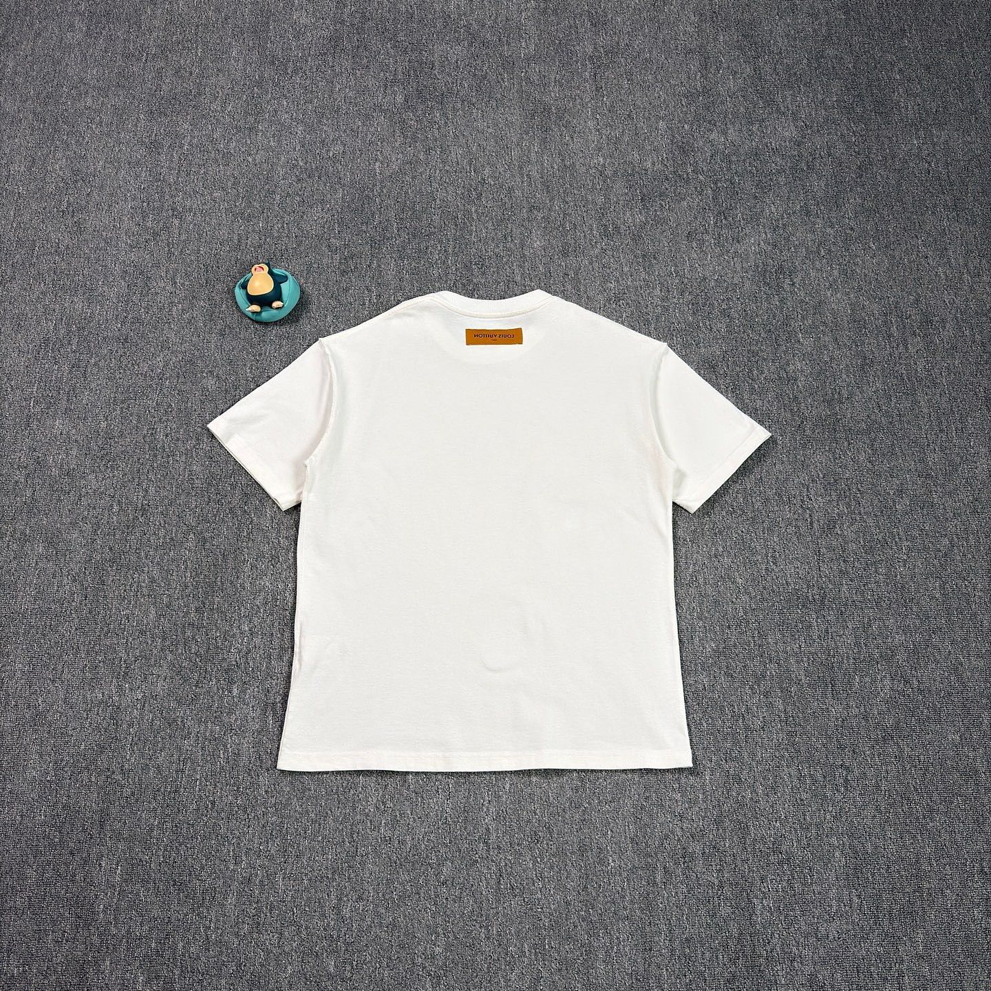 Louis Vuitton Louis Vuitton Rainbow Logo T-Shirt Size L Size US L / EU 52-54 / 3 - 2 Thumbnail