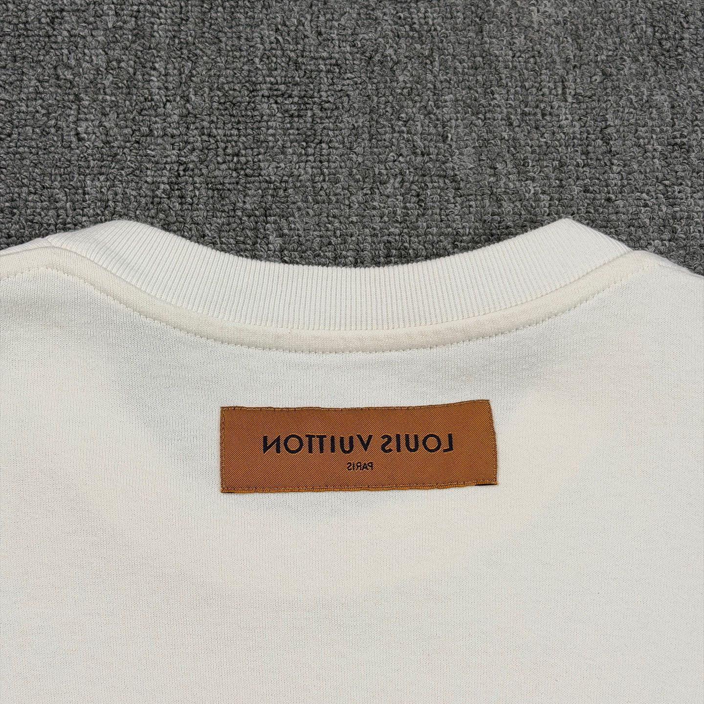 Louis Vuitton Louis Vuitton Rainbow Logo T-Shirt Size L Size US L / EU 52-54 / 3 - 8 Thumbnail