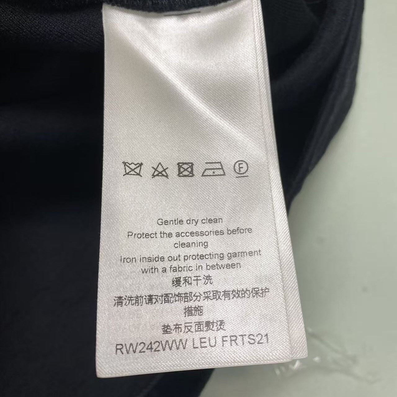 Louis Vuitton Louis Vuitton Monogram Embossed T-Shirt Size XS Size XS / US 0-2 / IT 36-38 - 4 Thumbnail