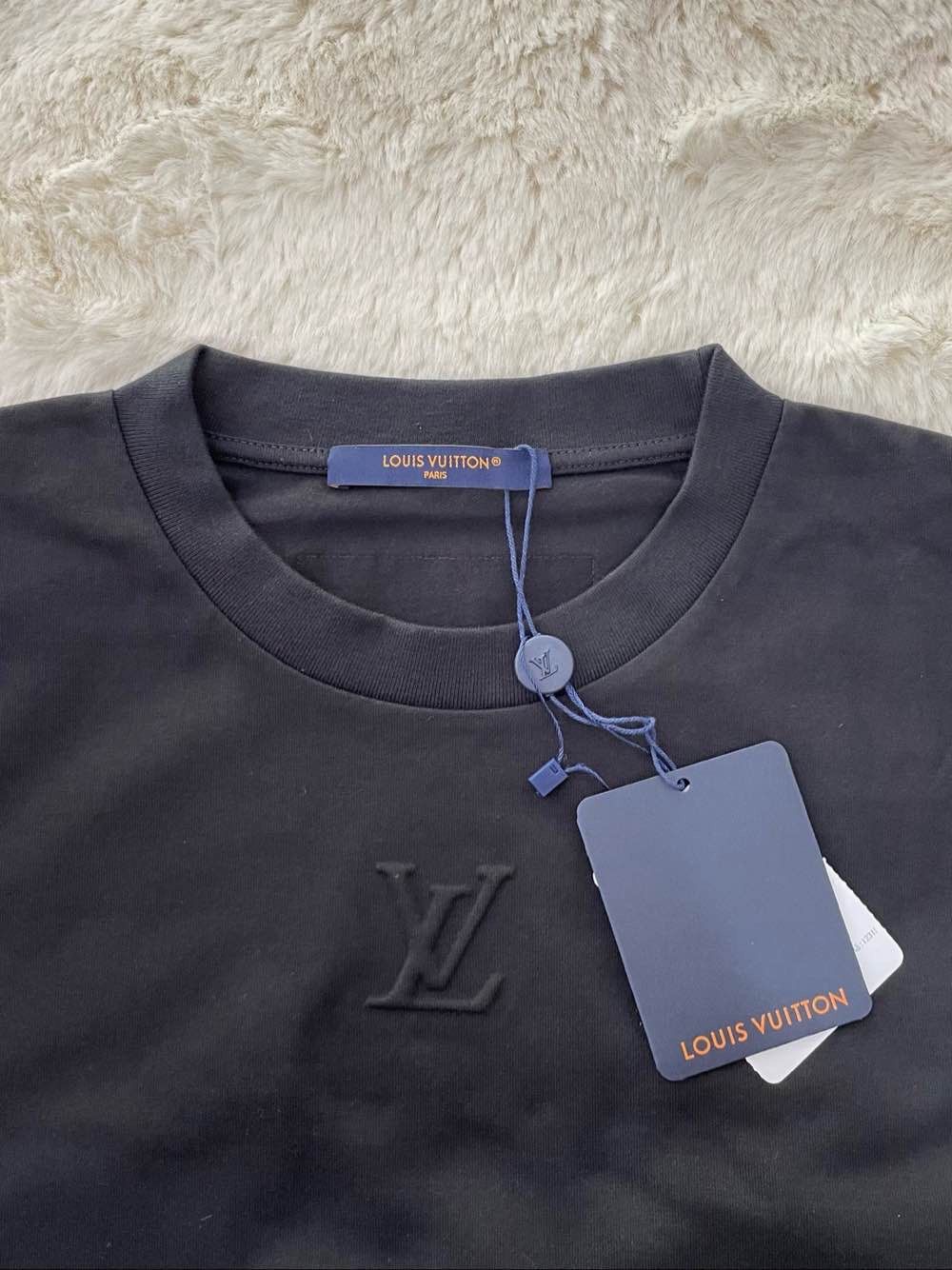 Louis Vuitton Louis Vuitton Embossed Logo T-Shirt Size M Size US M / EU 48-50 / 2 - 3 Thumbnail