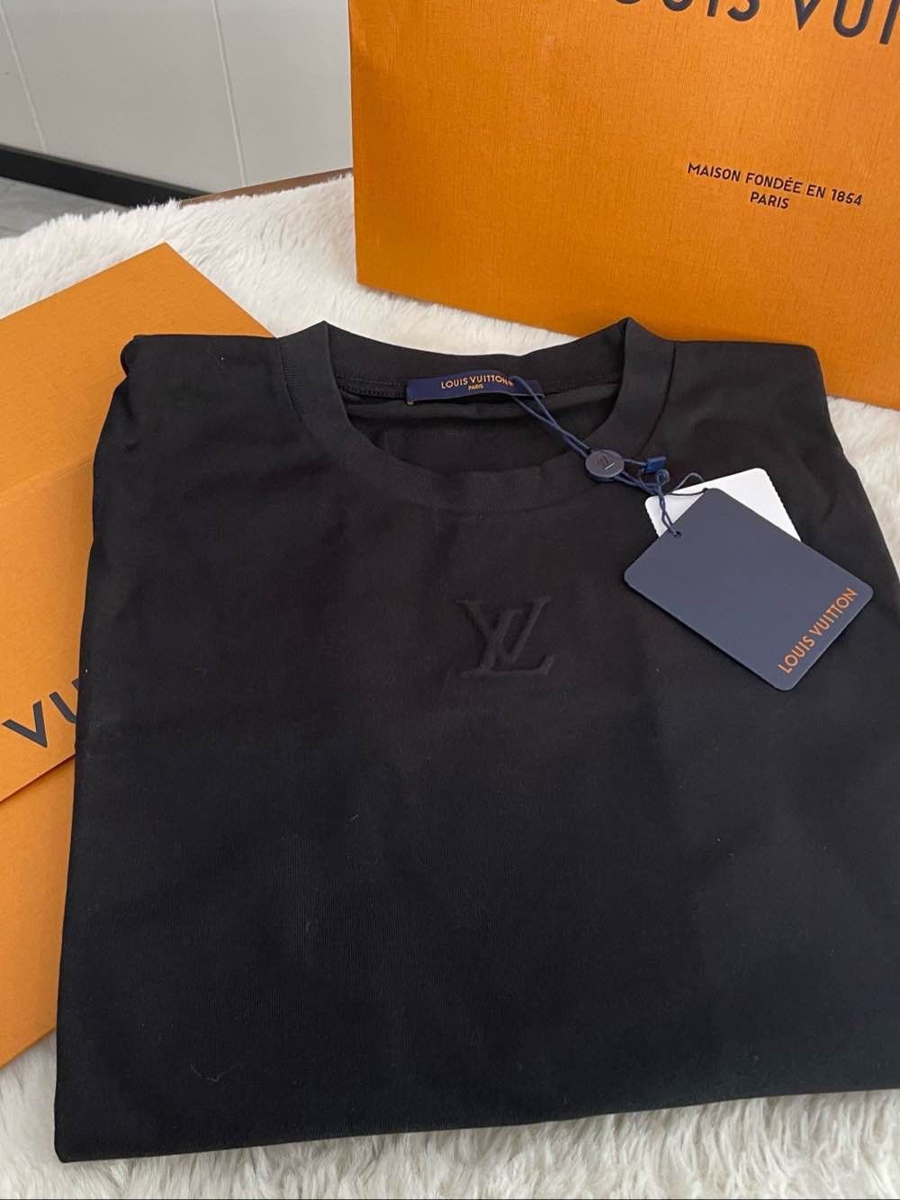 Louis Vuitton Louis Vuitton Embossed Logo T-Shirt Size M Size US M / EU 48-50 / 2 - 7 Thumbnail