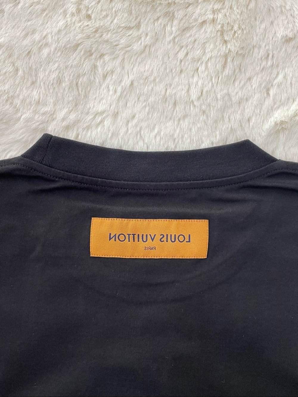 Louis Vuitton Louis Vuitton Embossed Logo T-Shirt Size M Size US M / EU 48-50 / 2 - 6 Thumbnail