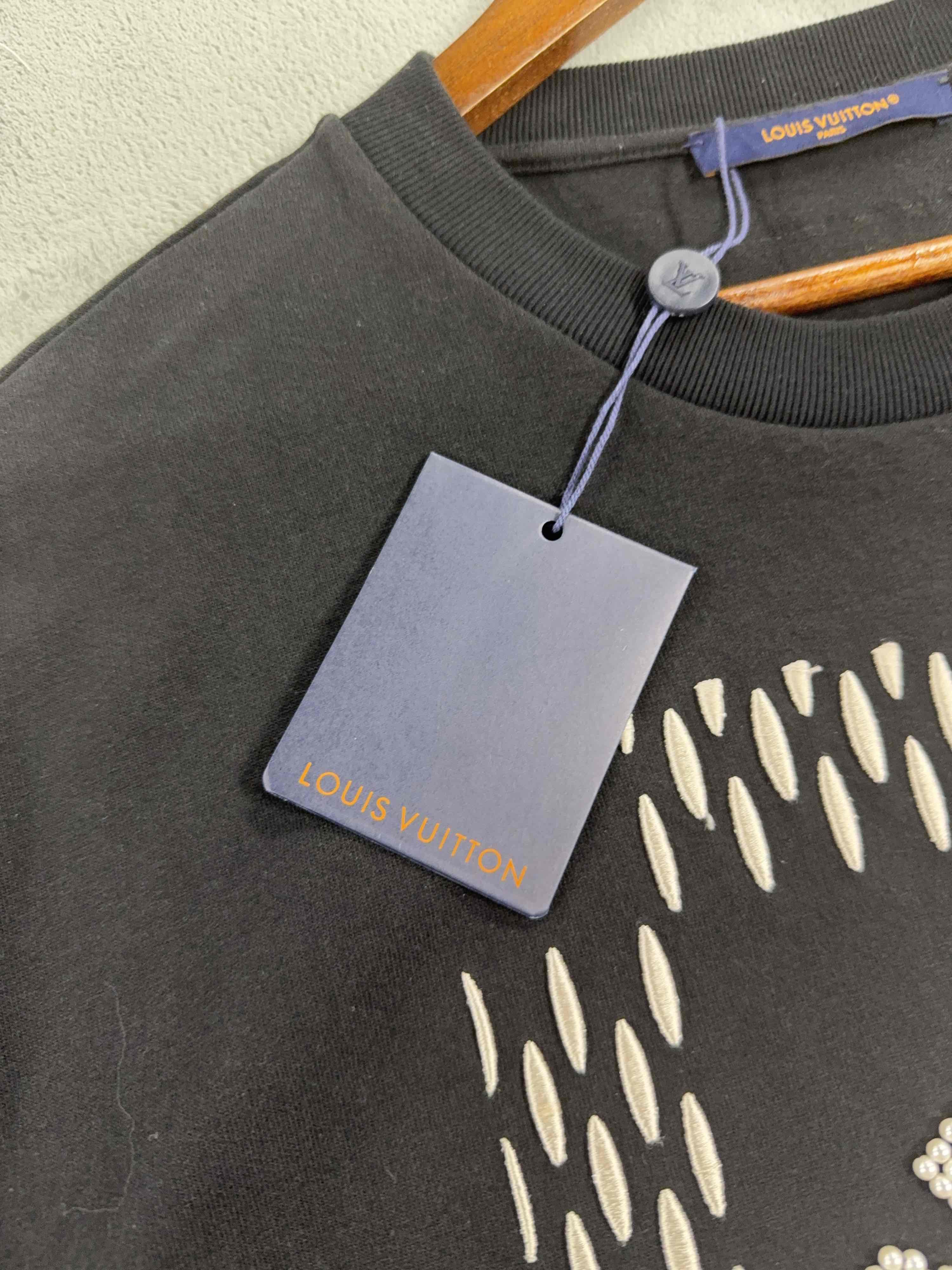 Louis Vuitton Louis Vuitton Embroidered Logo T-Shirt Size XXL Size US XXL / EU 58 / 5 - 5 Thumbnail