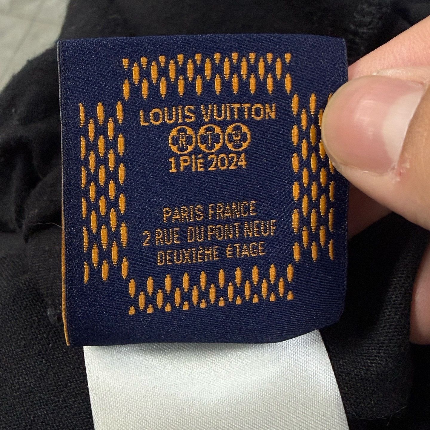 Louis Vuitton Louis Vuitton Beaded Logo T-Shirt Size M Size US M / EU 48-50 / 2 - 6 Thumbnail
