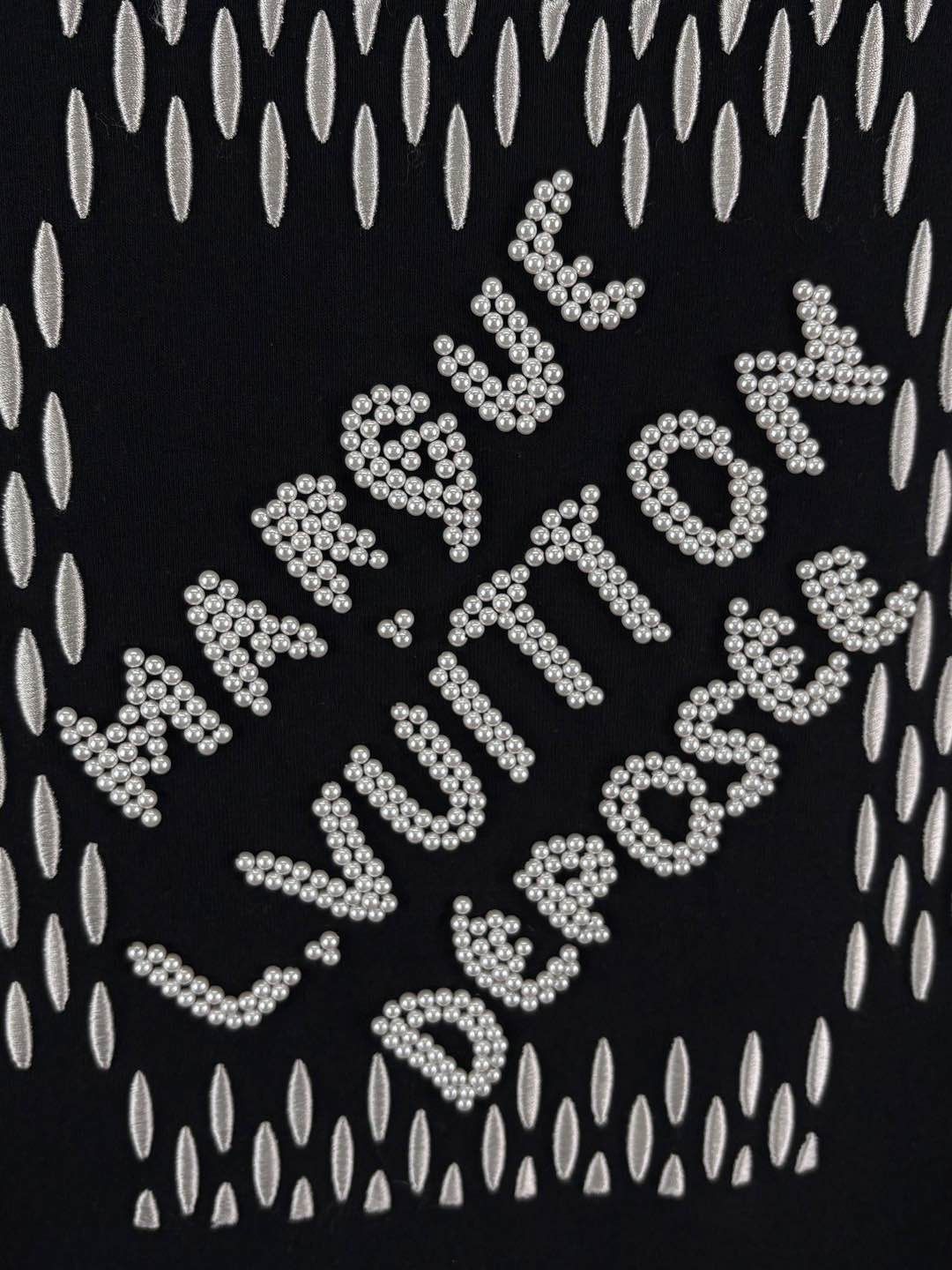 Louis Vuitton Louis Vuitton Beaded Logo T-Shirt Black Size L Size US L / EU 52-54 / 3 - 6 Thumbnail