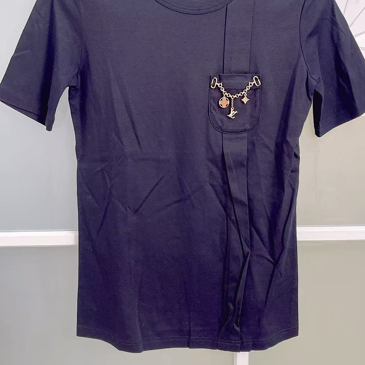 Louis Vuitton Louis Vuitton Charm Detail Short Sleeve T-Shirt Size XS Size XS / US 0-2 / IT 36-38 - 7 Thumbnail