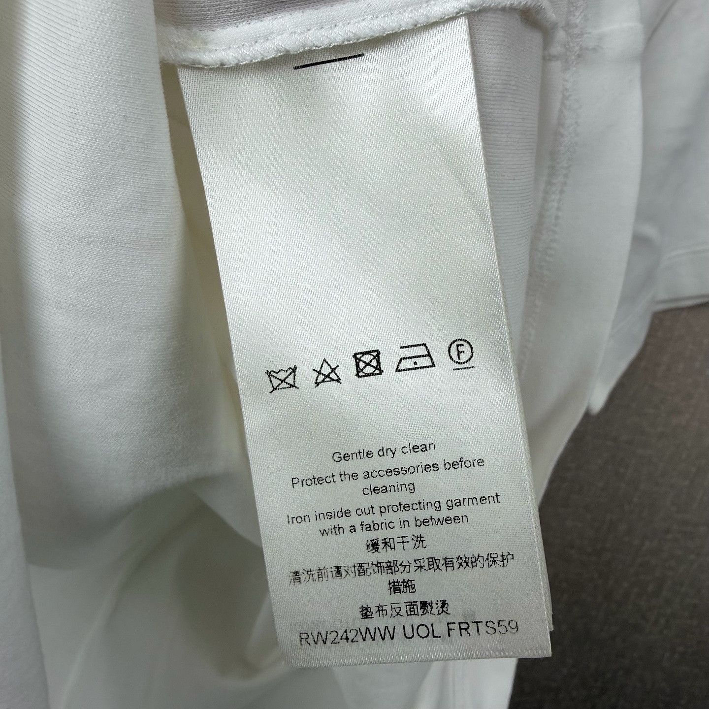 Louis Vuitton Louis Vuitton Logo Print T-Shirt Size S Size S / US 4 / IT 40 - 4 Thumbnail