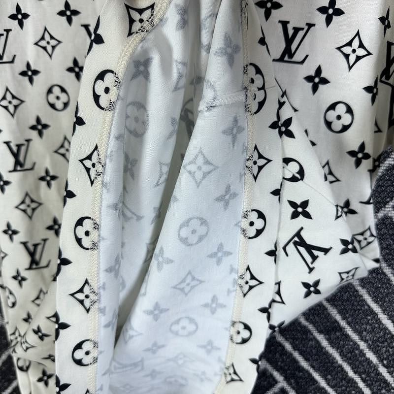 Louis Vuitton Louis Vuitton Monogram Chain T-Shirt Size XS Size XS / US 0-2 / IT 36-38 - 7 Thumbnail