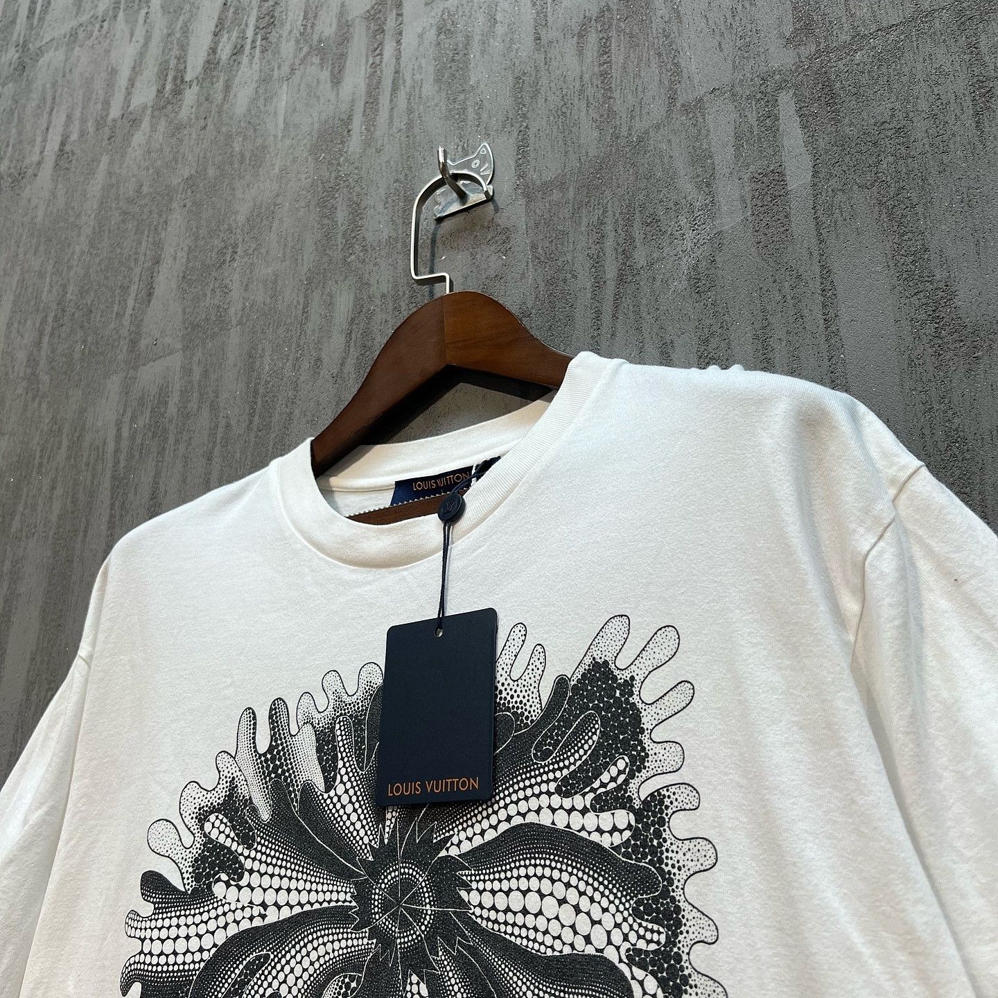 Louis Vuitton Louis Vuitton x Yayoi Kusama Printed T-Shirt Size XXL Size US XXL / EU 58 / 5 - 7 Thumbnail