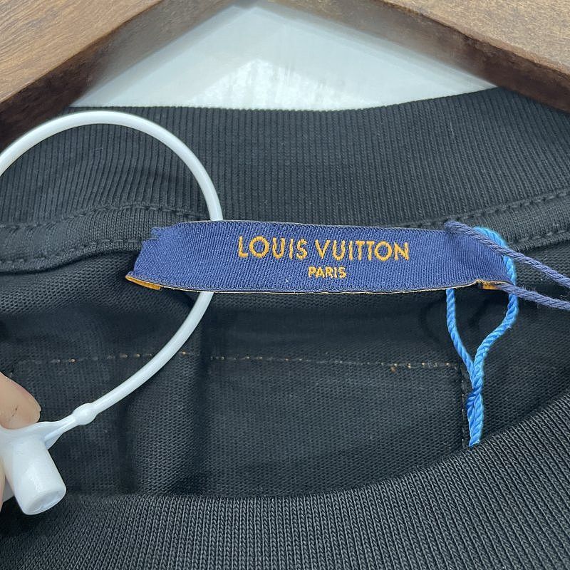 Louis Vuitton Louis Vuitton Embossed Logo Cotton T-Shirt Size M Size US M / EU 48-50 / 2 - 3 Thumbnail