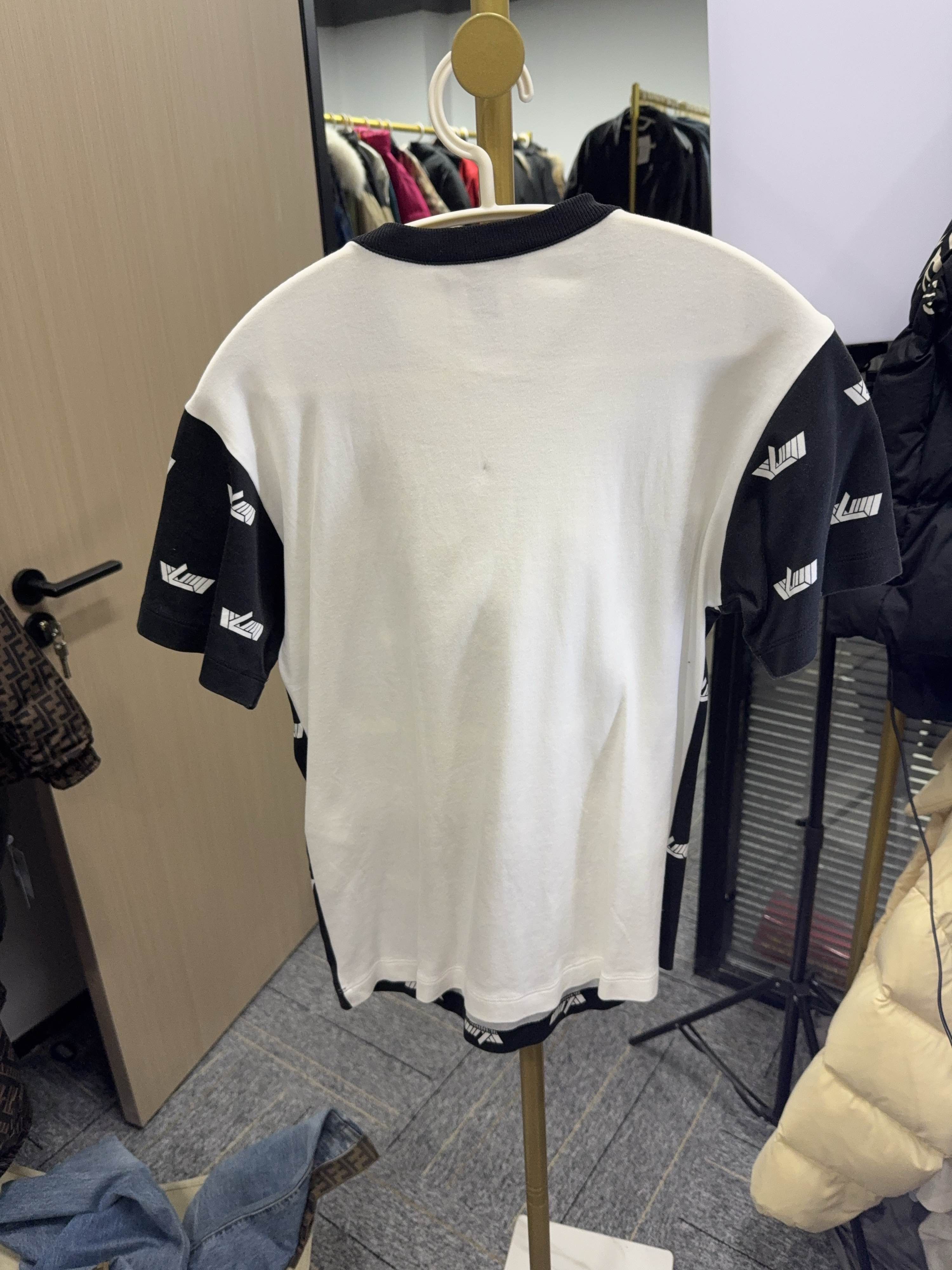 Louis Vuitton Louis Vuitton Logo Print T-Shirt XS Size US XS / EU 42 / 0 - 2 Thumbnail