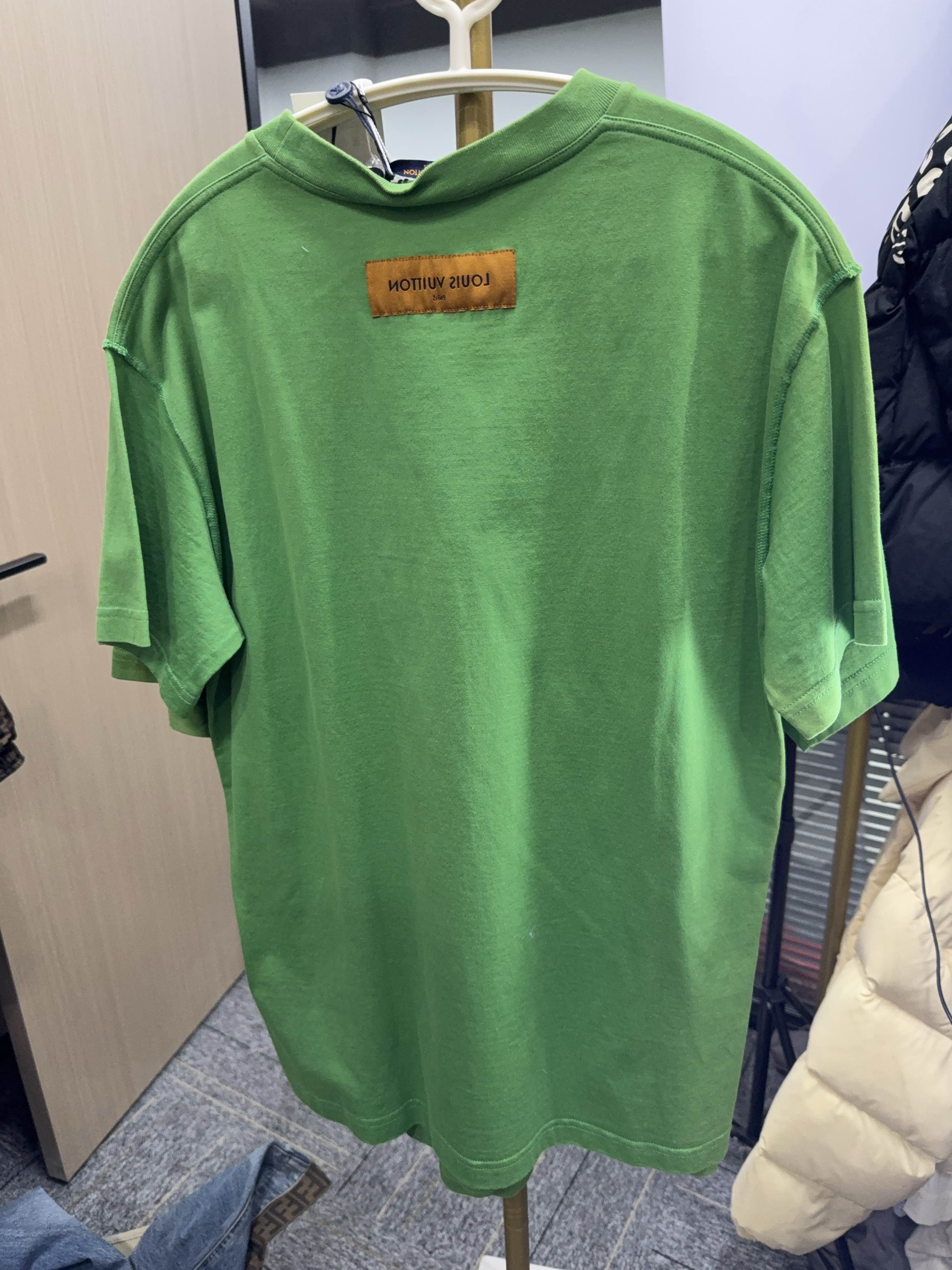 Louis Vuitton Louis Vuitton Green Logo Patch T-Shirt US S Size US S / EU 44-46 / 1 - 2 Thumbnail