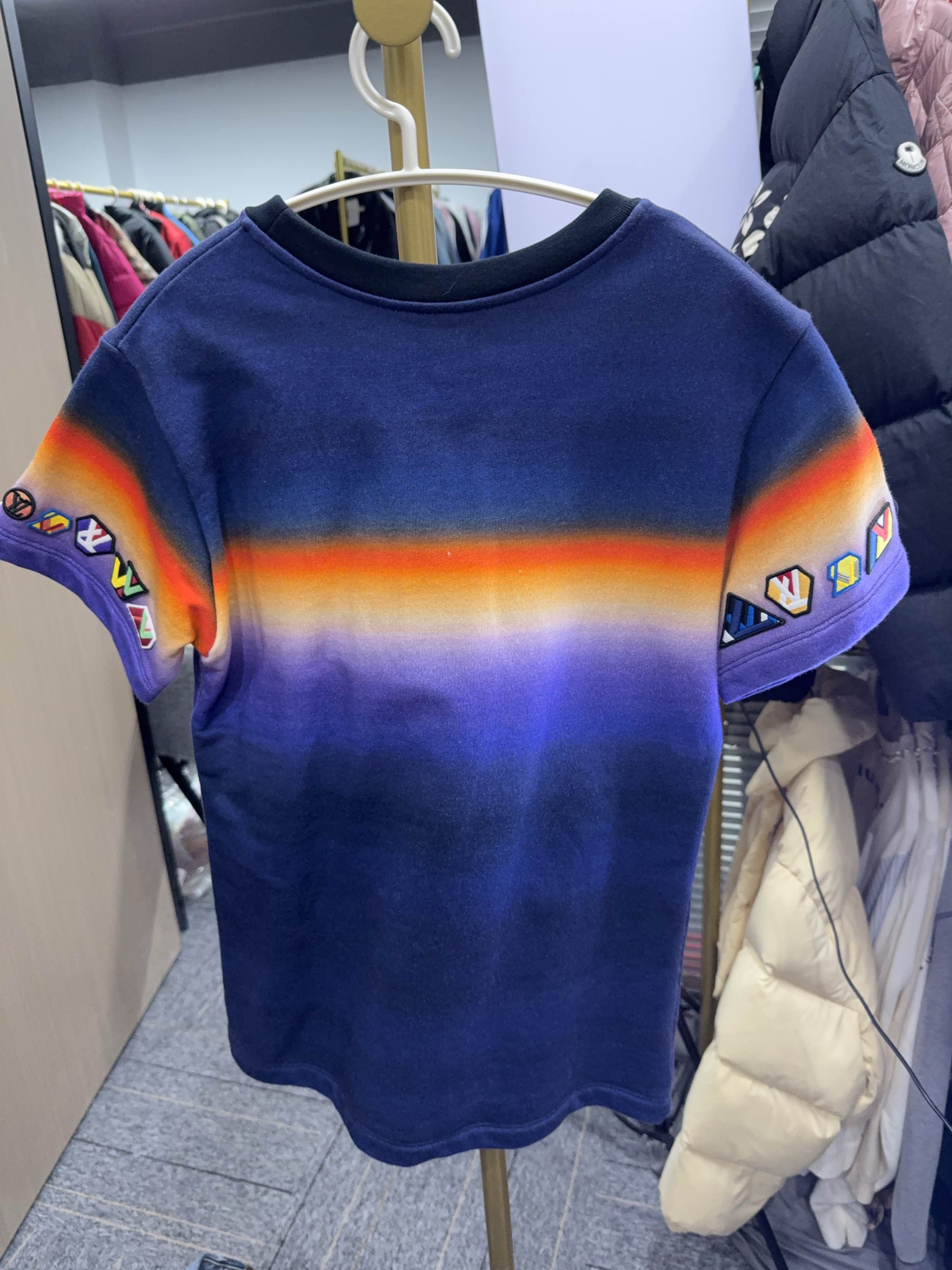 Louis Vuitton Louis Vuitton Gradient Badge T-Shirt Size XS Size US XS / EU 42 / 0 - 2 Thumbnail