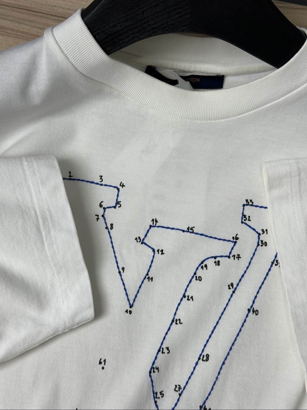 Louis Vuitton Louis Vuitton Dot-to-dot Logo T-Shirt Size S Size US S / EU 44-46 / 1 - 5 Thumbnail