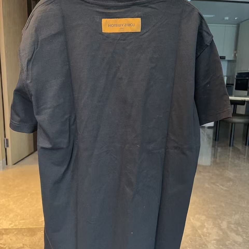 Louis Vuitton Louis Vuitton Embossed Logo T-Shirt Size M Size US M / EU 48-50 / 2 - 2 Thumbnail