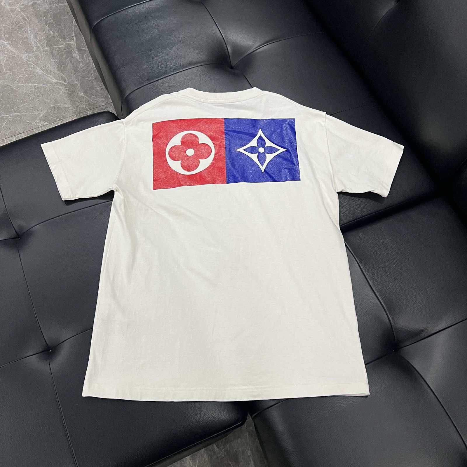 Louis Vuitton Louis Vuitton Graphic T-Shirt Size M Size US M / EU 48-50 / 2 - 2 Thumbnail