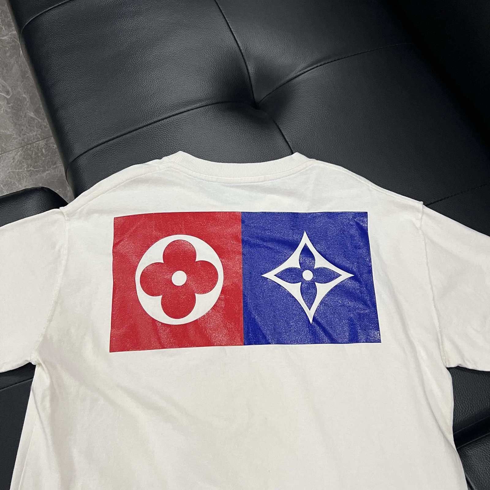 Louis Vuitton Louis Vuitton Graphic T-Shirt Size M Size US M / EU 48-50 / 2 - 5 Thumbnail
