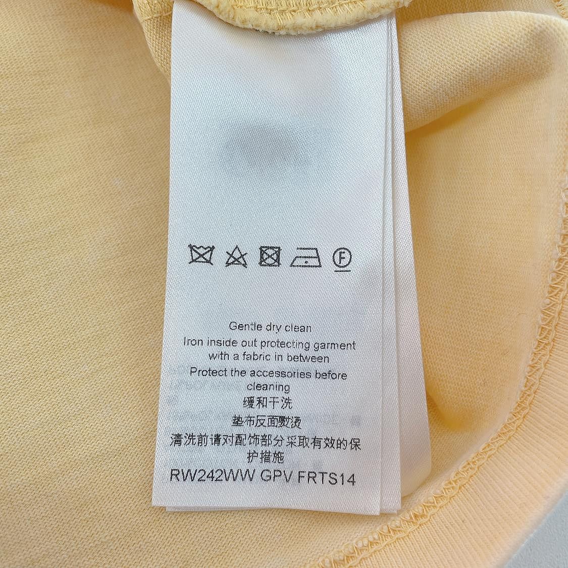 Louis Vuitton Louis Vuitton Chain Logo Short Sleeve T-Shirt Size XS Size XS / US 0-2 / IT 36-38 - 4 Thumbnail