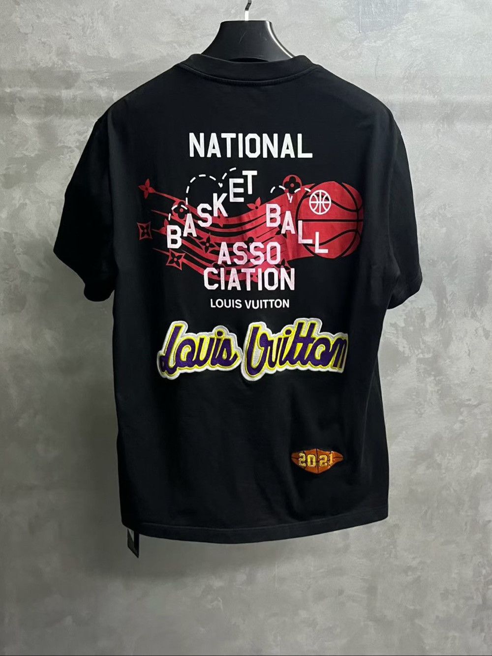 Louis Vuitton Louis Vuitton x NBA Logo Graphic T-Shirt Size L Size US L / EU 52-54 / 3 - 2 Thumbnail