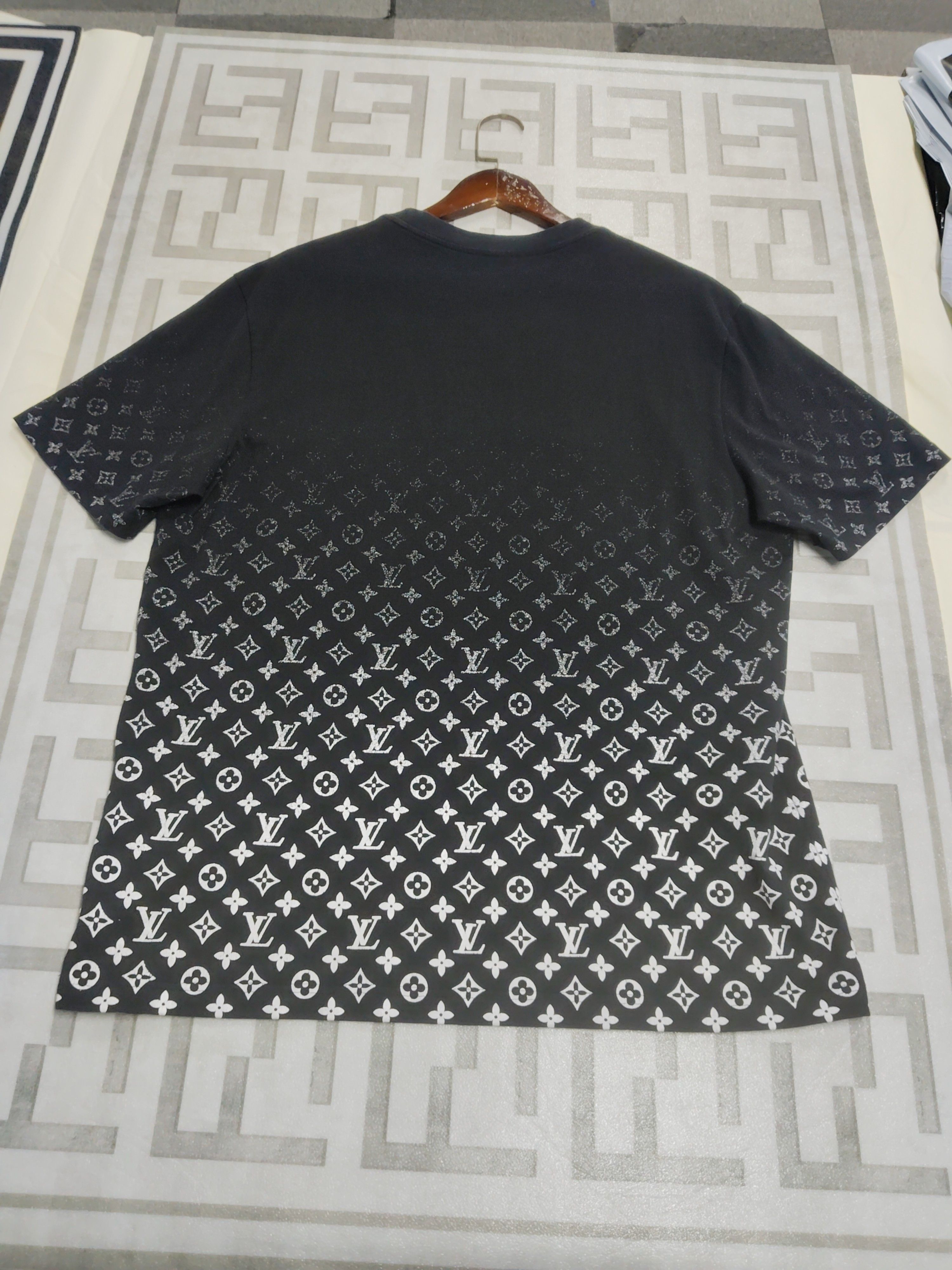 Louis Vuitton Louis Vuitton Monogram Gradient T-Shirt Size XXL Size US XXL / EU 58 / 5 - 2 Thumbnail
