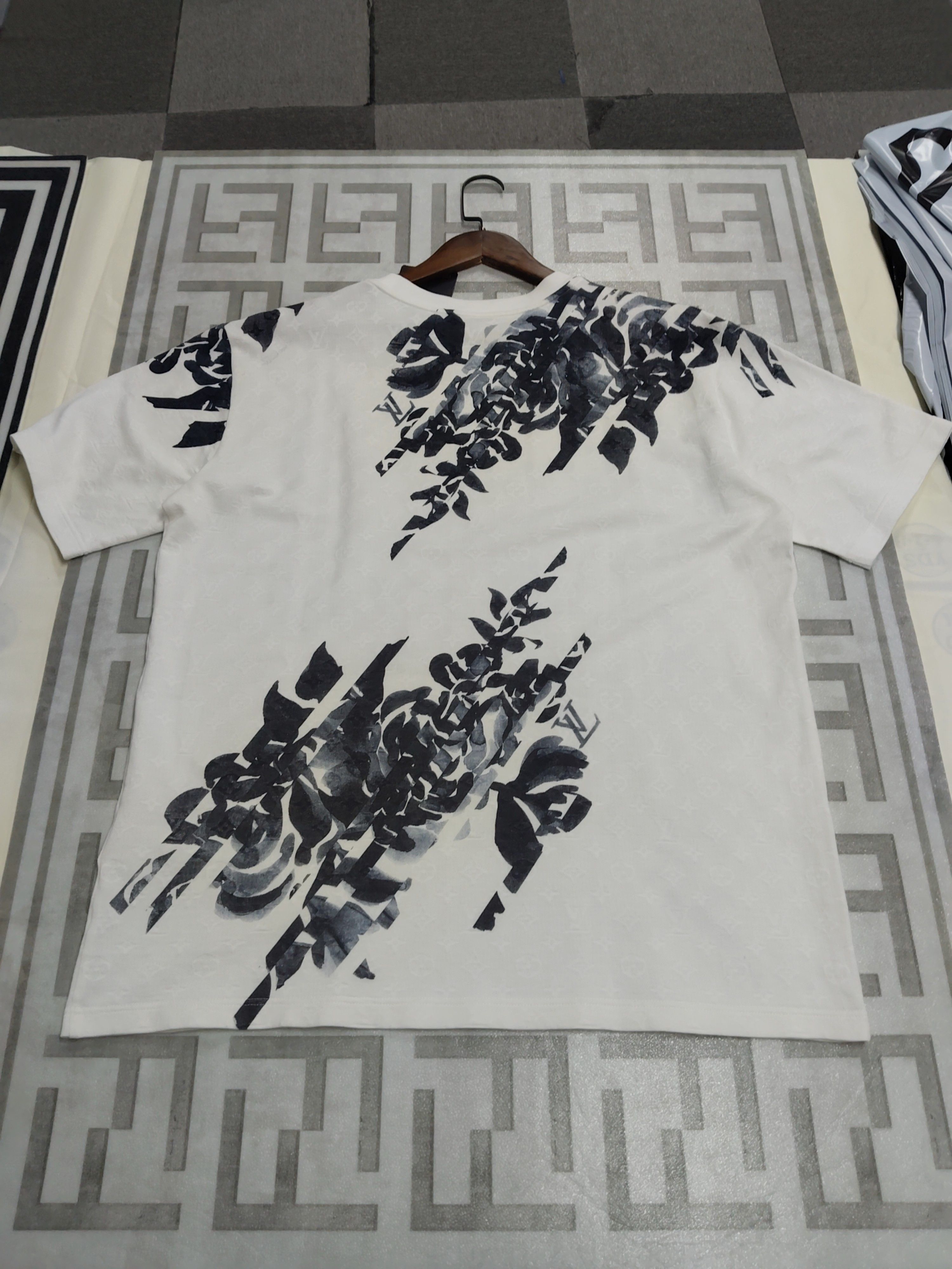 Louis Vuitton Louis Vuitton Floral Print T-Shirt Size XXL Size US XXL / EU 58 / 5 - 2 Thumbnail