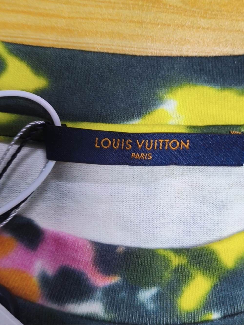 Louis Vuitton Louis Vuitton Tie-Dye T-Shirt Size L Size US L / EU 52-54 / 3 - 3 Thumbnail