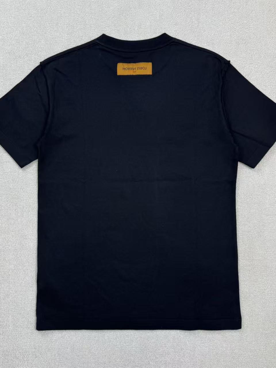 Louis Vuitton Louis Vuitton Embossed Logo T-Shirt Size M Size US M / EU 48-50 / 2 - 2 Thumbnail
