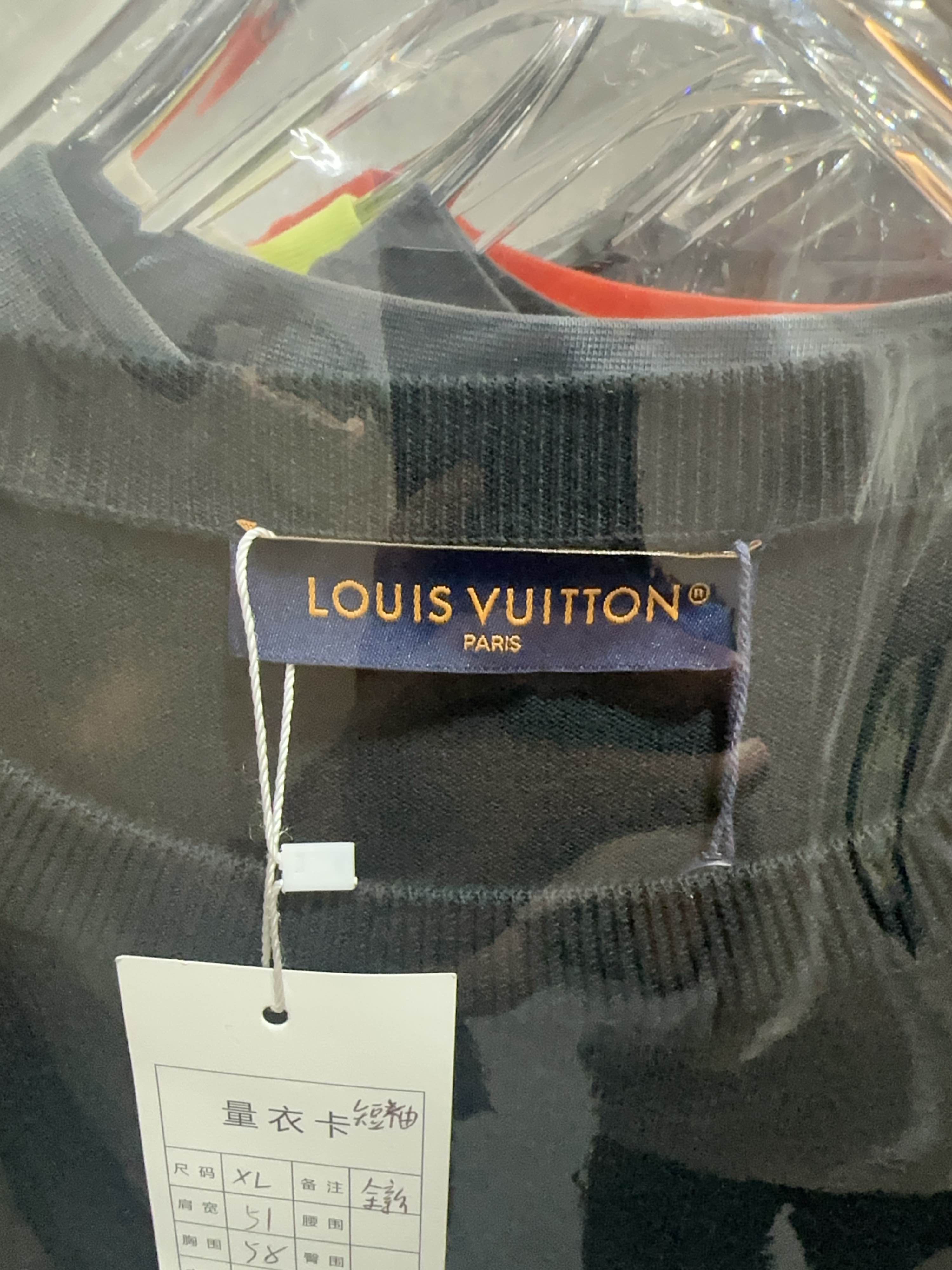 Louis Vuitton Louis Vuitton Graphic T-Shirt Size XL Size US XL / EU 56 / 4 - 3 Thumbnail