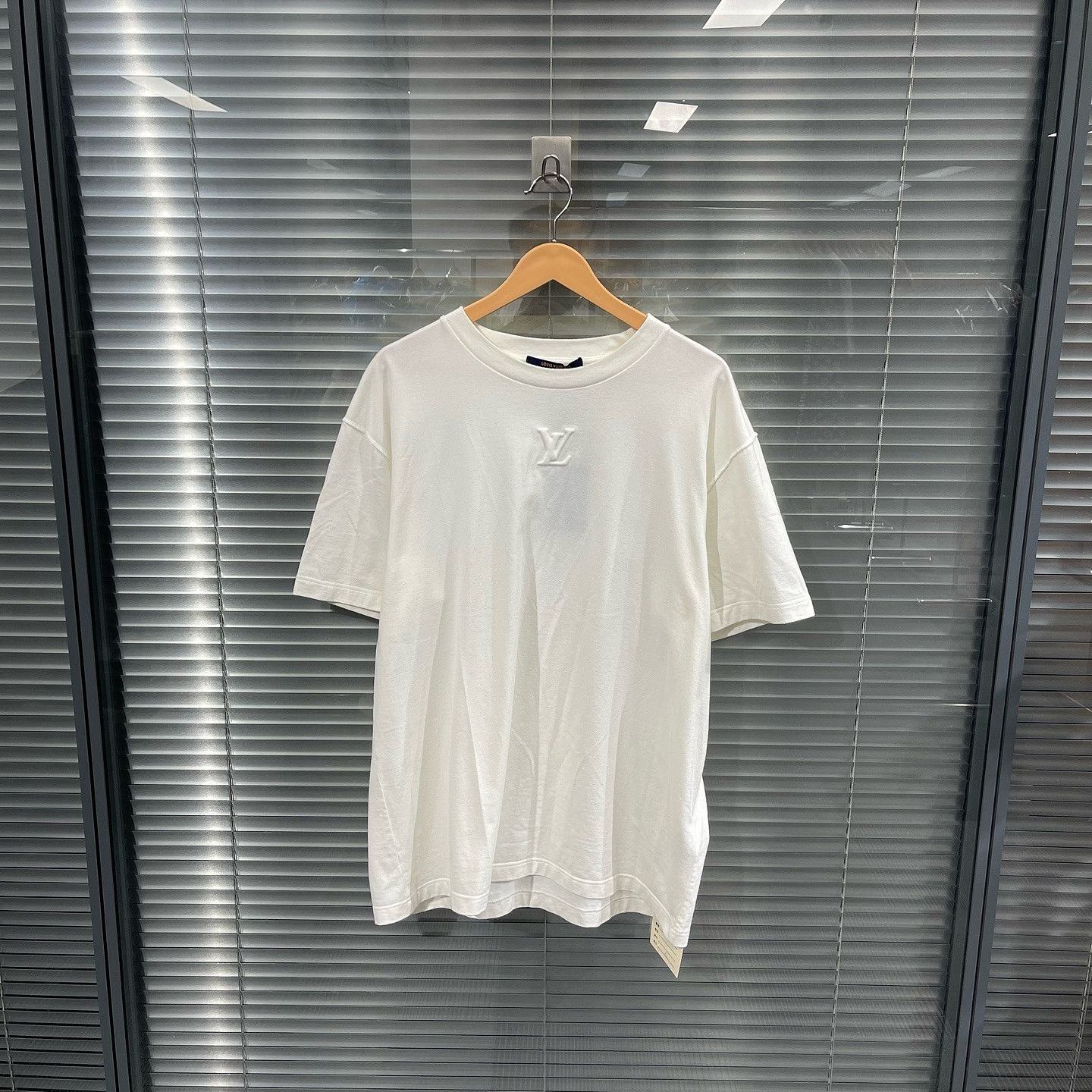 Louis Vuitton Louis Vuitton Embossed Logo T-Shirt Size XL Size US XL / EU 56 / 4 - 9 Thumbnail