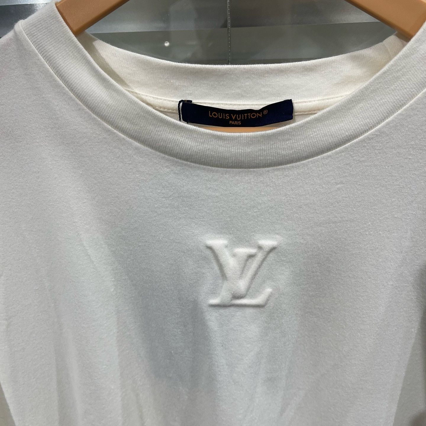 Louis Vuitton Louis Vuitton Embossed Logo T-Shirt Size XL Size US XL / EU 56 / 4 - 5 Thumbnail