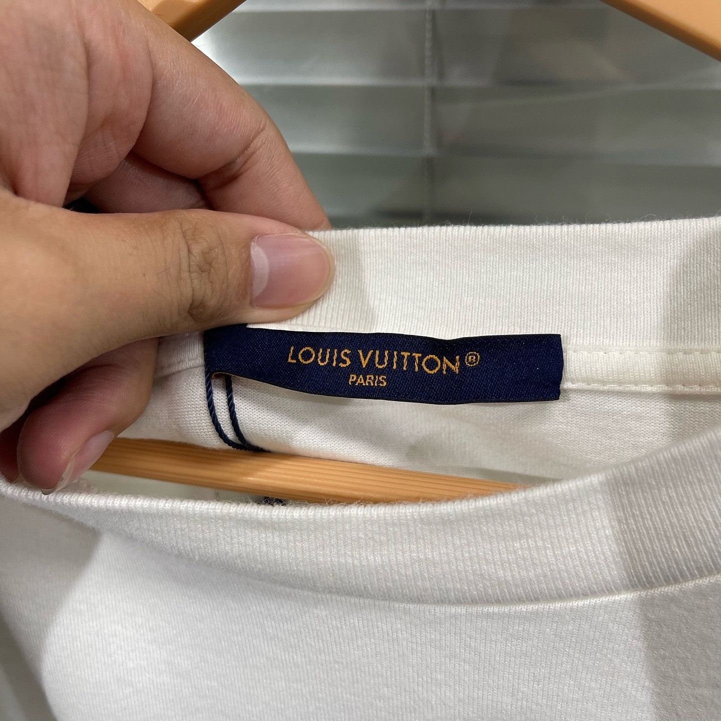 Louis Vuitton Louis Vuitton Embossed Logo T-Shirt Size XL Size US XL / EU 56 / 4 - 3 Thumbnail