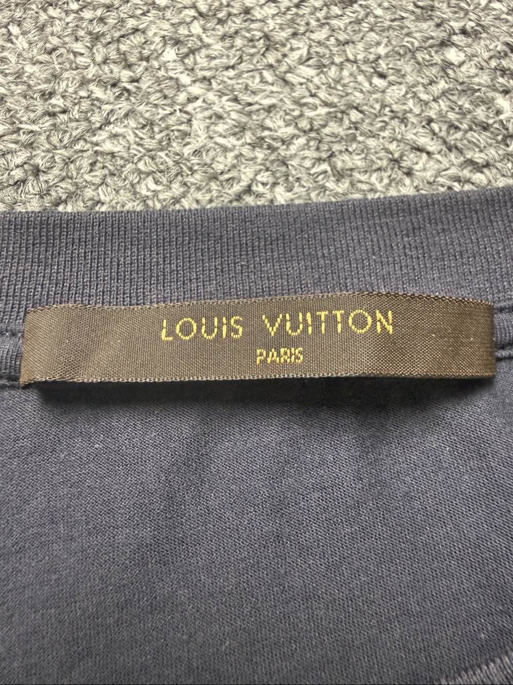 Louis Vuitton Louis Vuitton Flocked Logo T-Shirt Size L Size US L / EU 52-54 / 3 - 3 Thumbnail