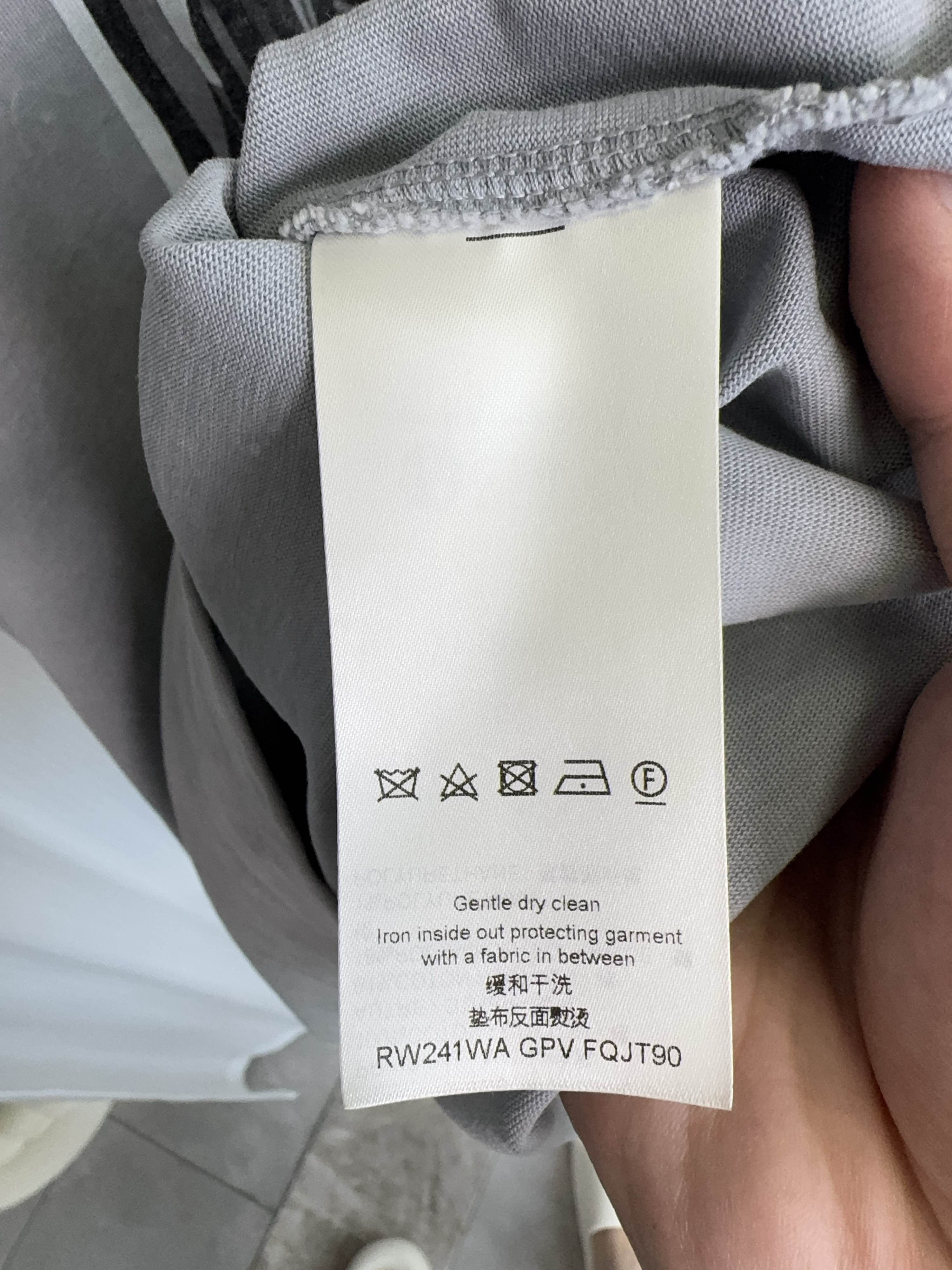 Louis Vuitton Louis Vuitton Logo Print T-Shirt Size M Size M / US 6-8 / IT 42-44 - 4 Thumbnail