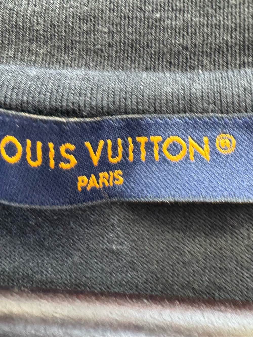 Louis Vuitton Louis Vuitton Embossed Logo T-Shirt Size L Size US L / EU 52-54 / 3 - 3 Thumbnail