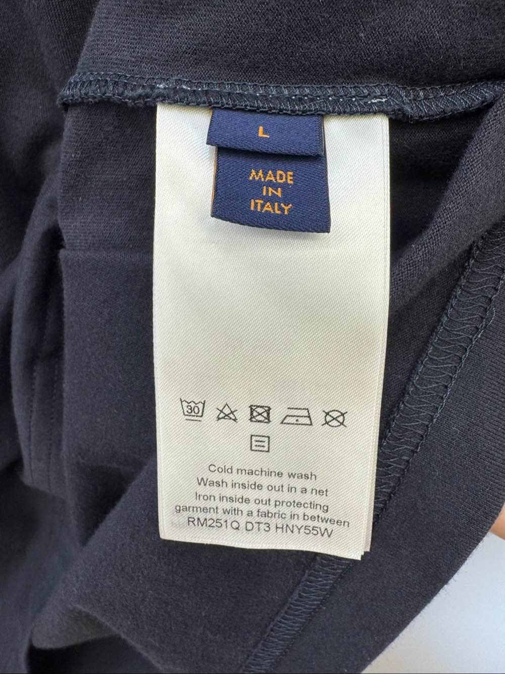 Louis Vuitton Louis Vuitton Embossed Logo T-Shirt Size L Size US L / EU 52-54 / 3 - 4 Thumbnail