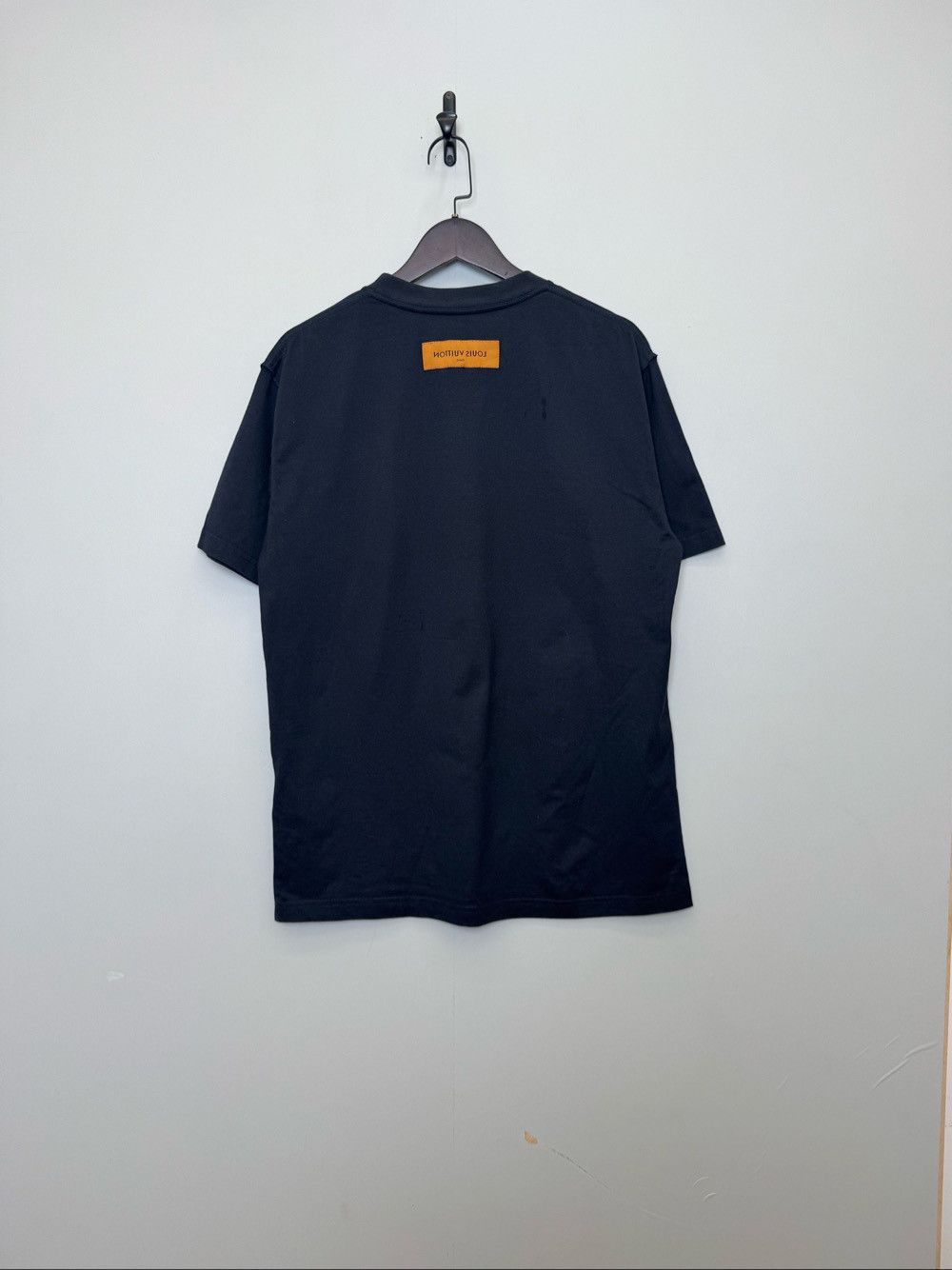 Louis Vuitton Louis Vuitton Embossed Logo T-Shirt Size L Size US L / EU 52-54 / 3 - 2 Thumbnail