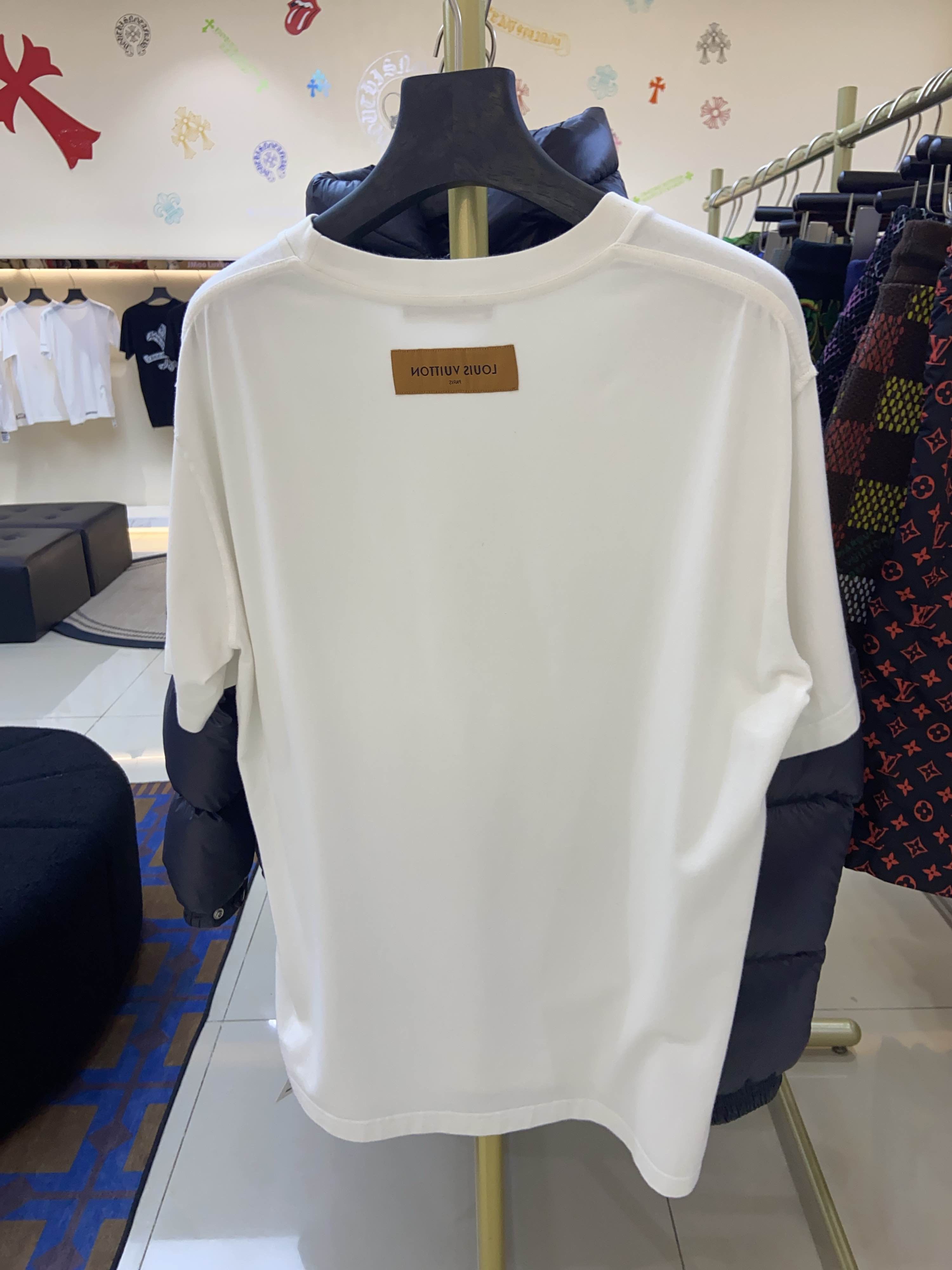 Louis Vuitton Louis Vuitton Embossed Logo T-Shirt Size XL Size US XL / EU 56 / 4 - 2 Thumbnail