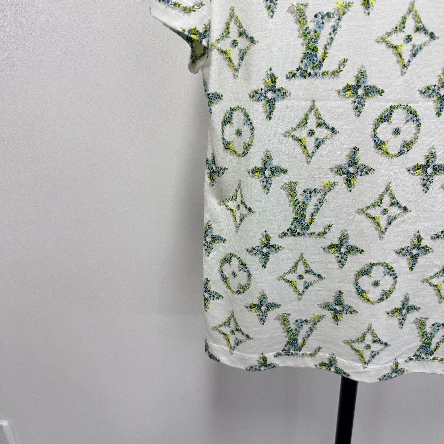 Louis Vuitton Louis Vuitton Floral Monogram Short Sleeve T-Shirt Size S Size S / US 4 / IT 40 - 7 Thumbnail