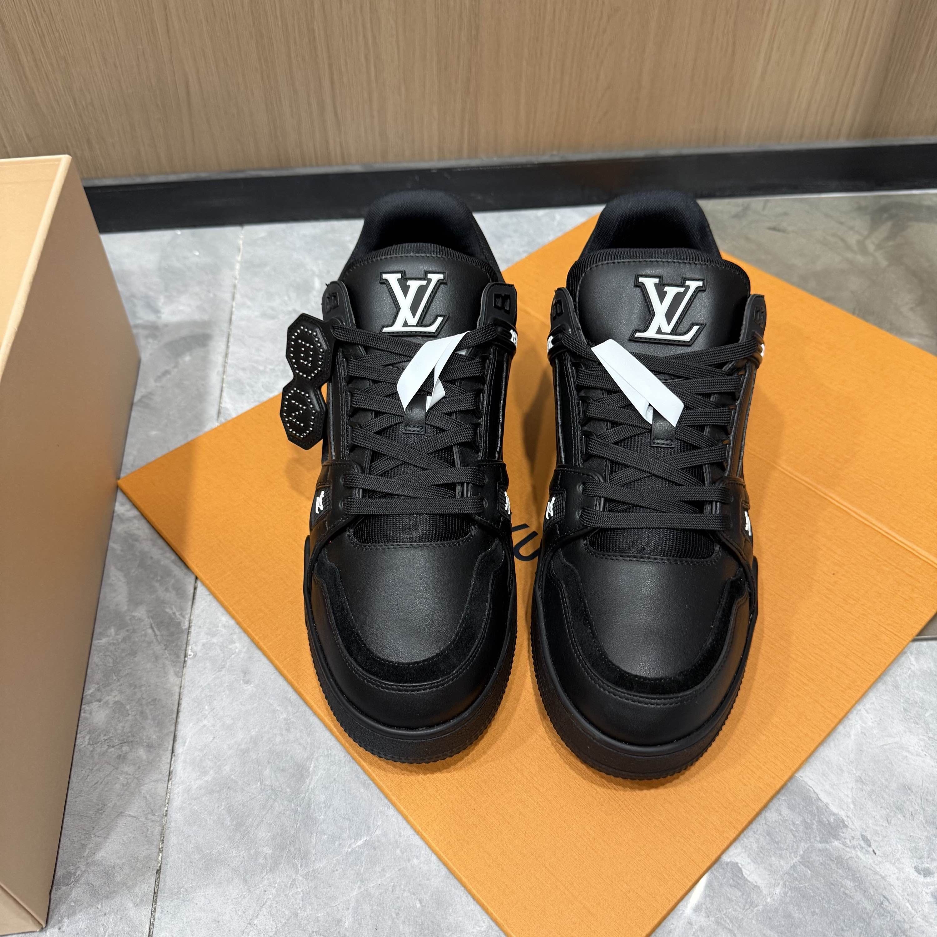 Louis Vuitton Louis Vuitton x Nigo Trainer Sneakers US 9 / EU 42 Size US 9 / EU 42 - 2 Thumbnail
