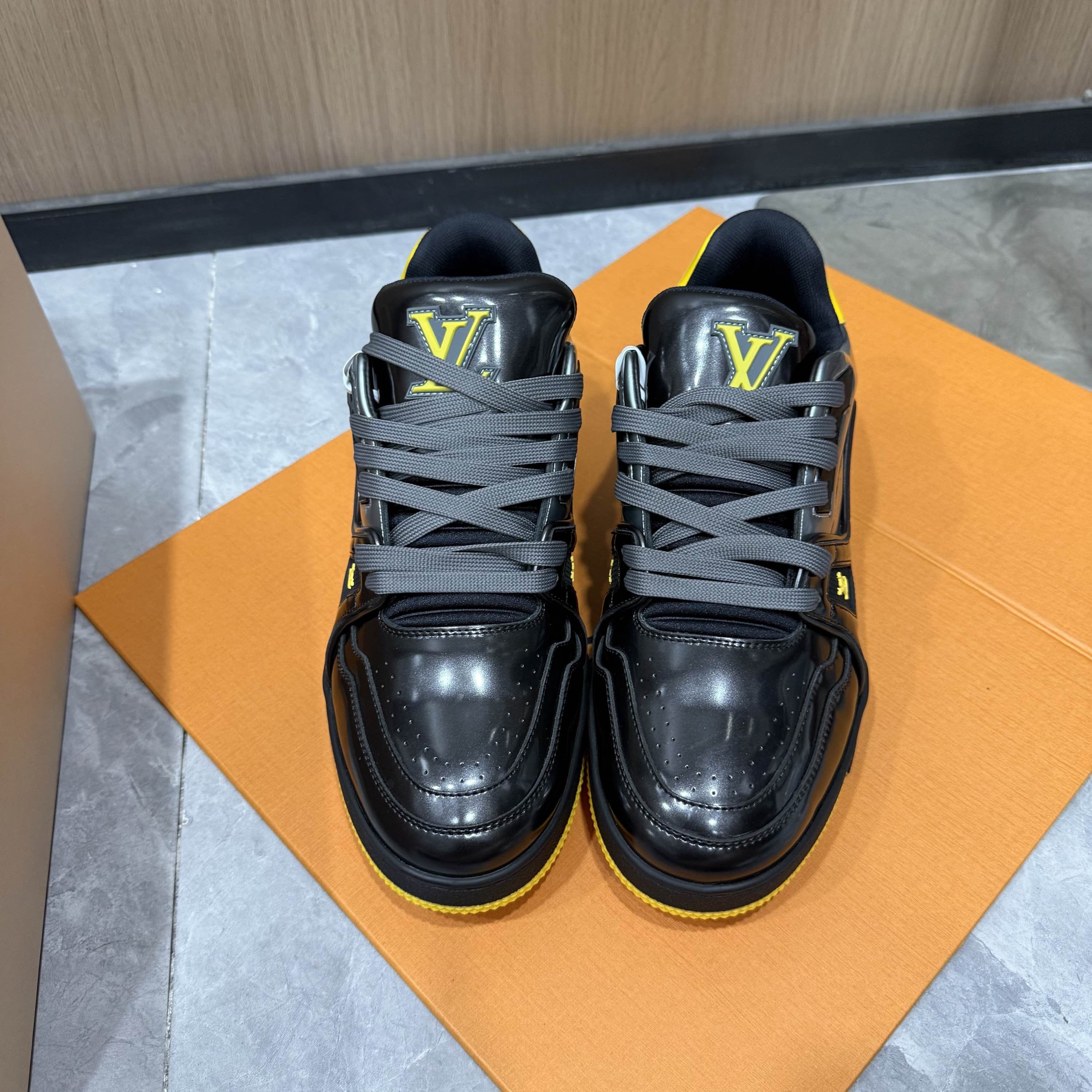 Louis Vuitton Louis Vuitton Trainer Low Top Sneakers 40.5 Size US 7.5 / EU 40-41 - 2 Thumbnail