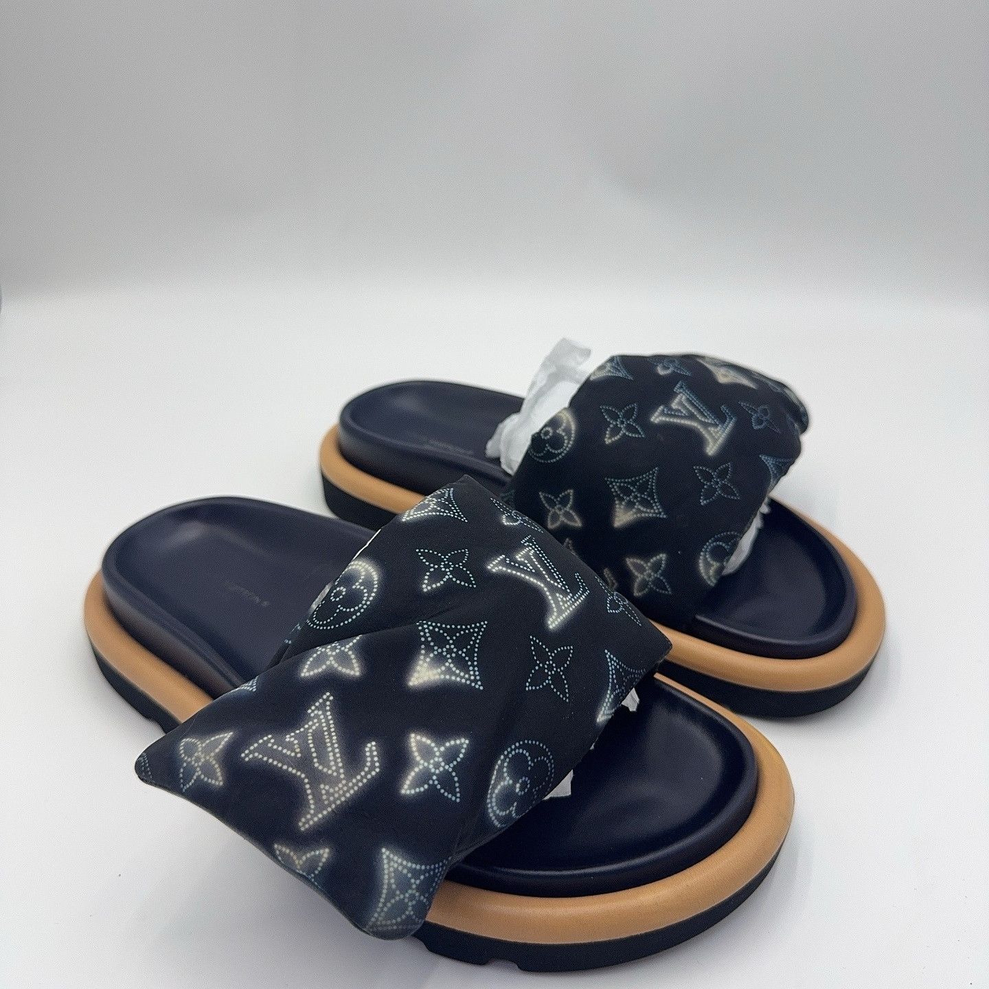 Louis Vuitton Louis Vuitton Pool Pillow Monogram Sandals Size 35 Size US 5 / IT 35 - 6 Thumbnail