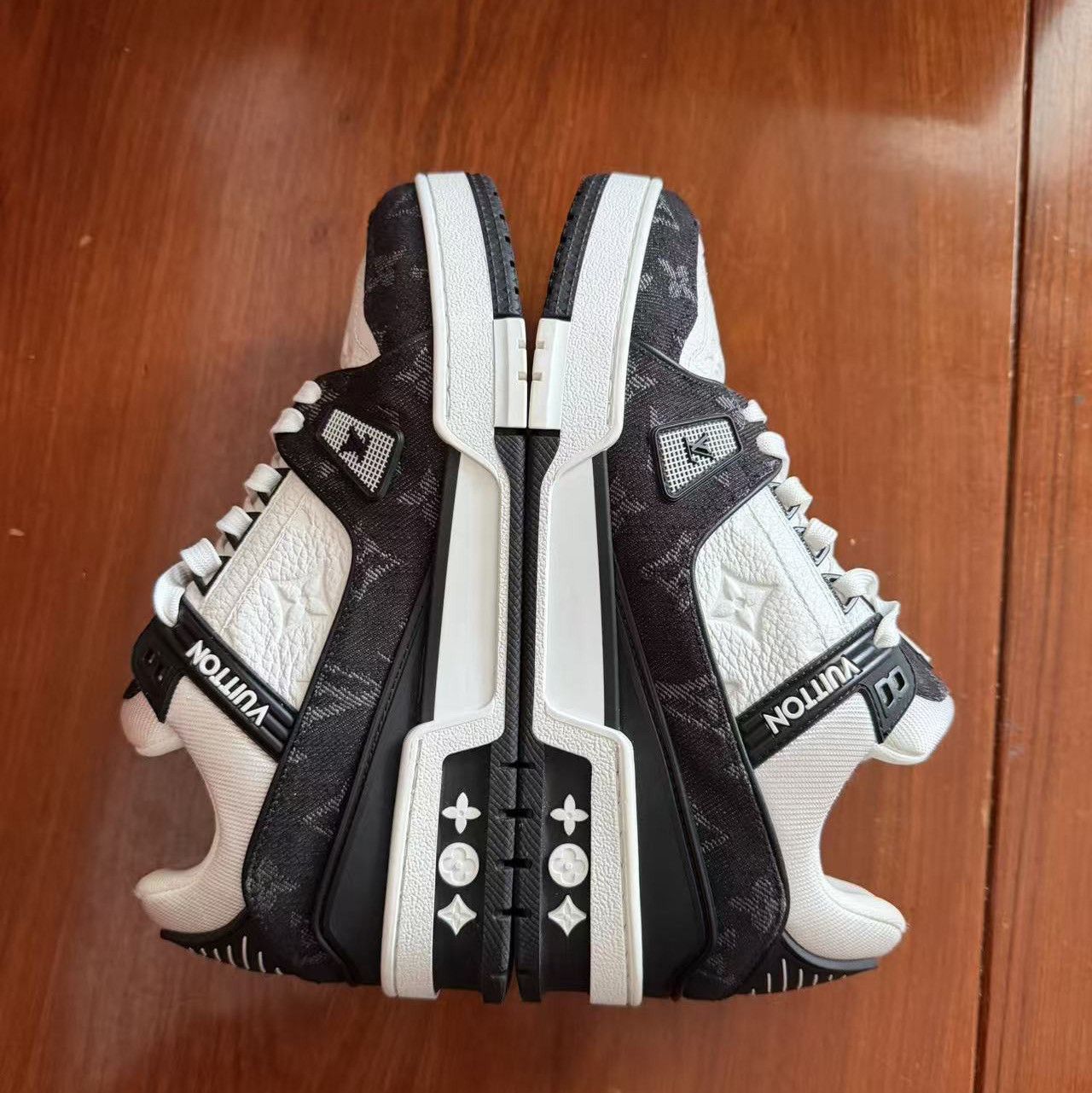 Louis Vuitton Louis Vuitton Monogram Trainer Sneakers Size 37 Size US 7 / IT 37 - 7 Thumbnail